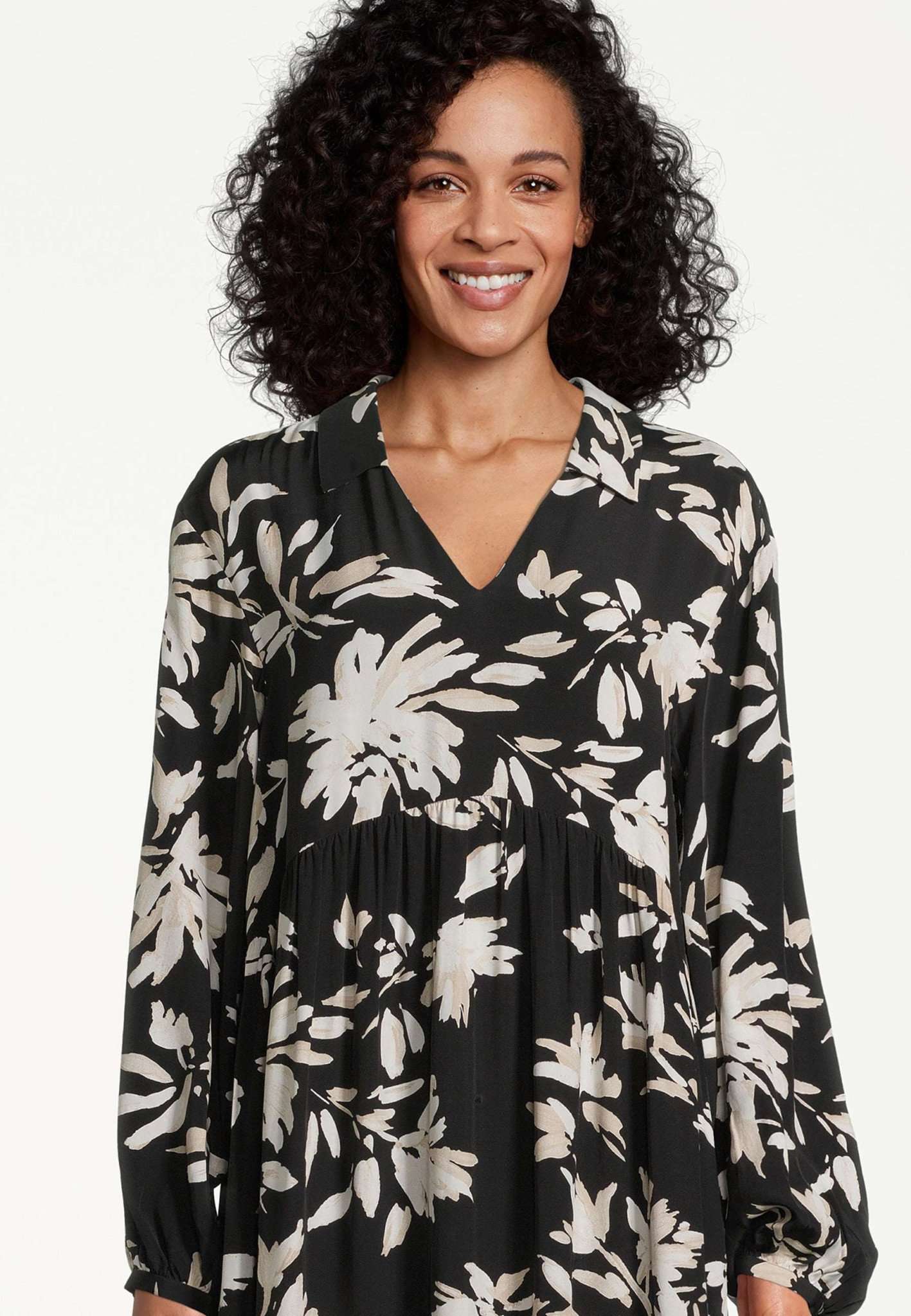 Auburn Aop Long Trapes Collar Dress in Black Flower AOP Kleider Tamaris