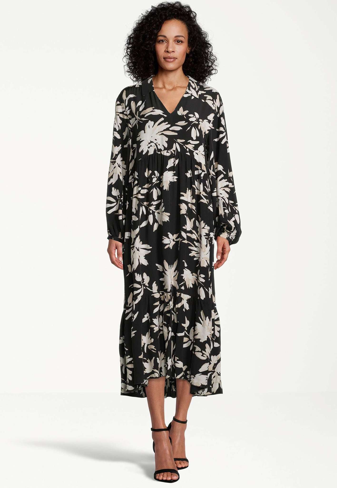 Auburn Aop Long Trapes Collar Dress in Black Flower AOP Kleider Tamaris