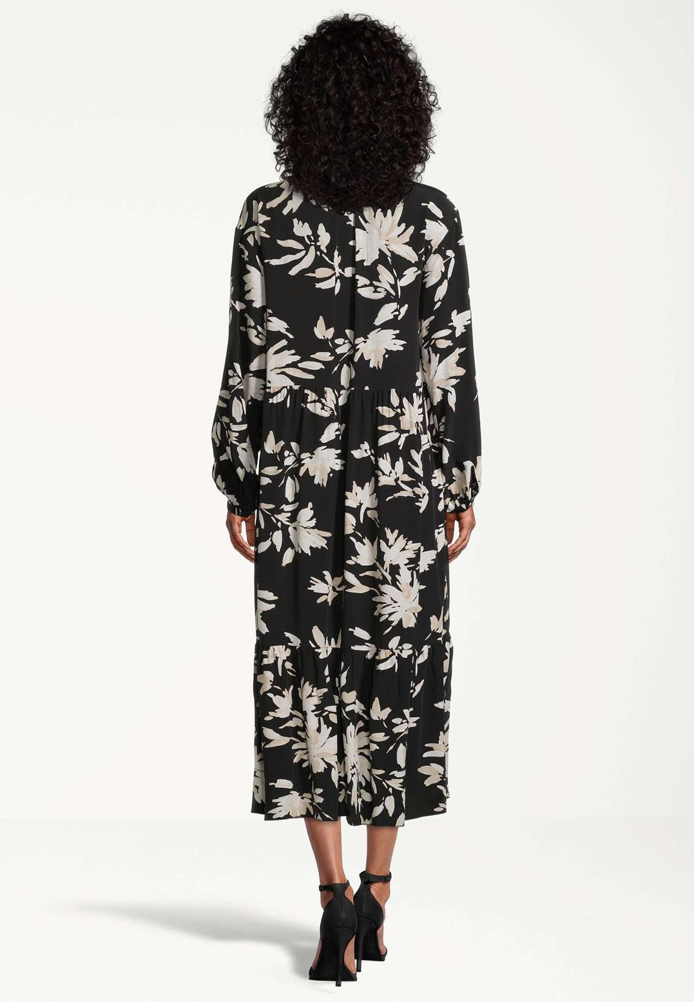 Auburn Aop Long Trapes Collar Dress in Black Flower AOP Kleider Tamaris