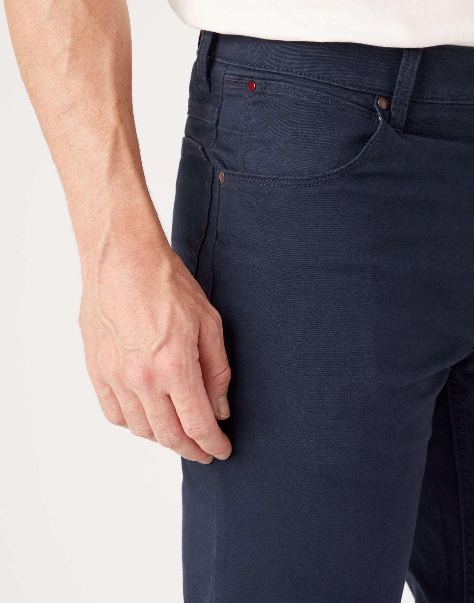 Straight Medium Stretch in Marine Navy Hosen Wrangler