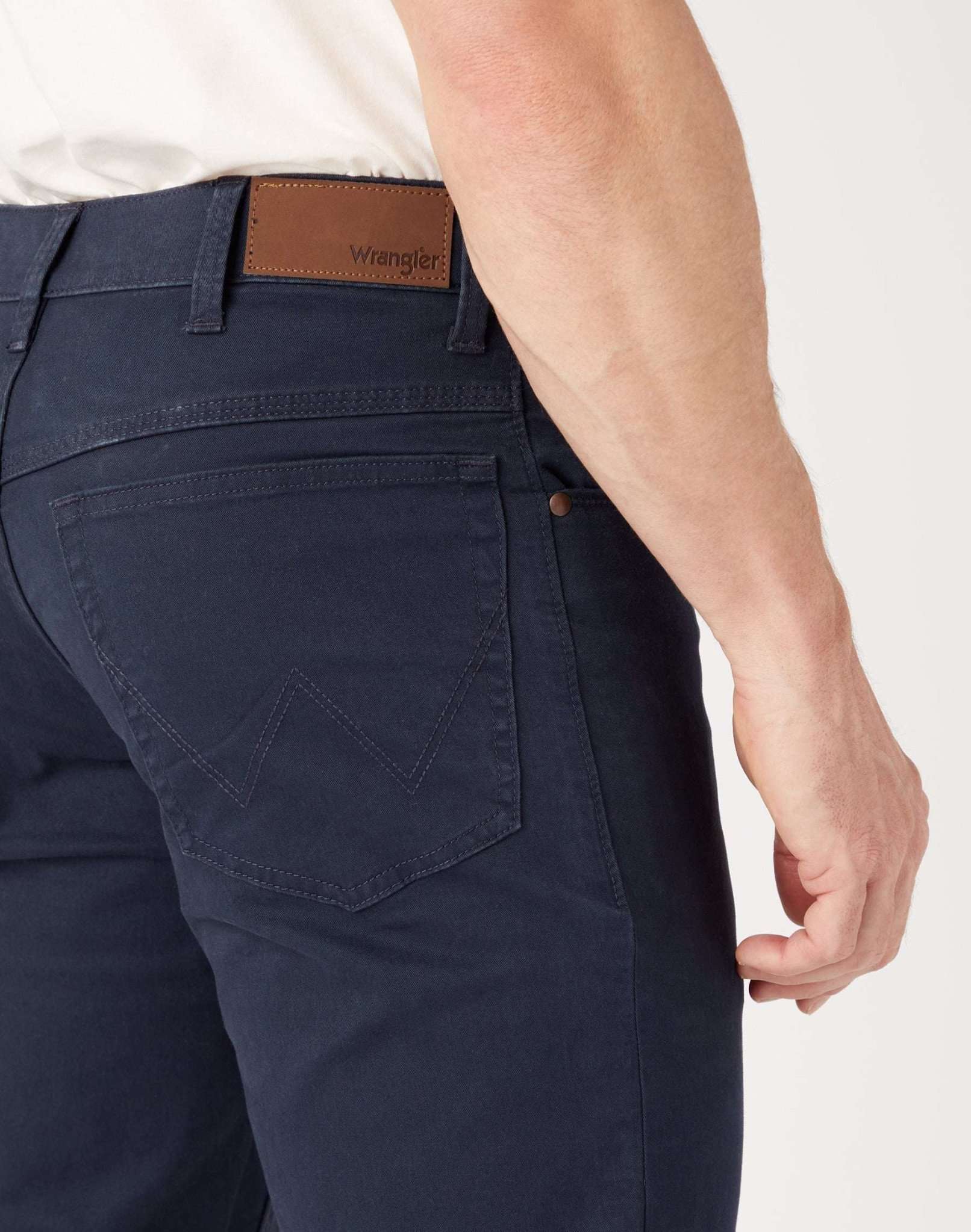 Straight Medium Stretch in Marine Navy Hosen Wrangler
