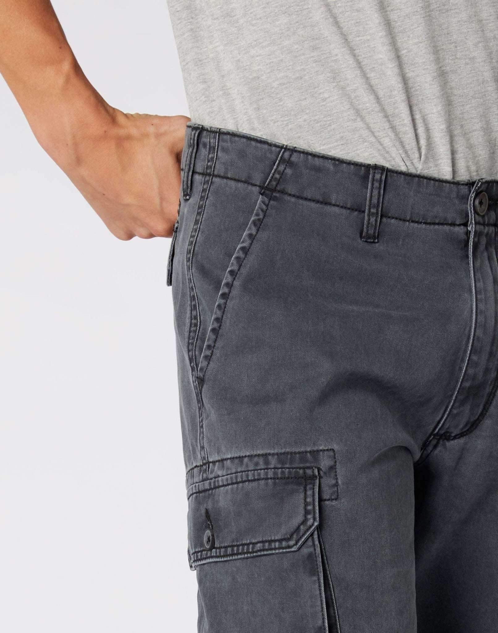 Cargo Short in Faded Black Shorts Wrangler