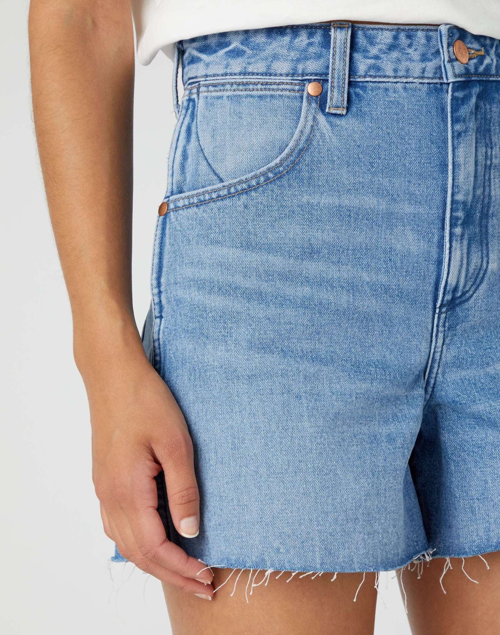 Donna in Lost Control Jeansshorts Wrangler   