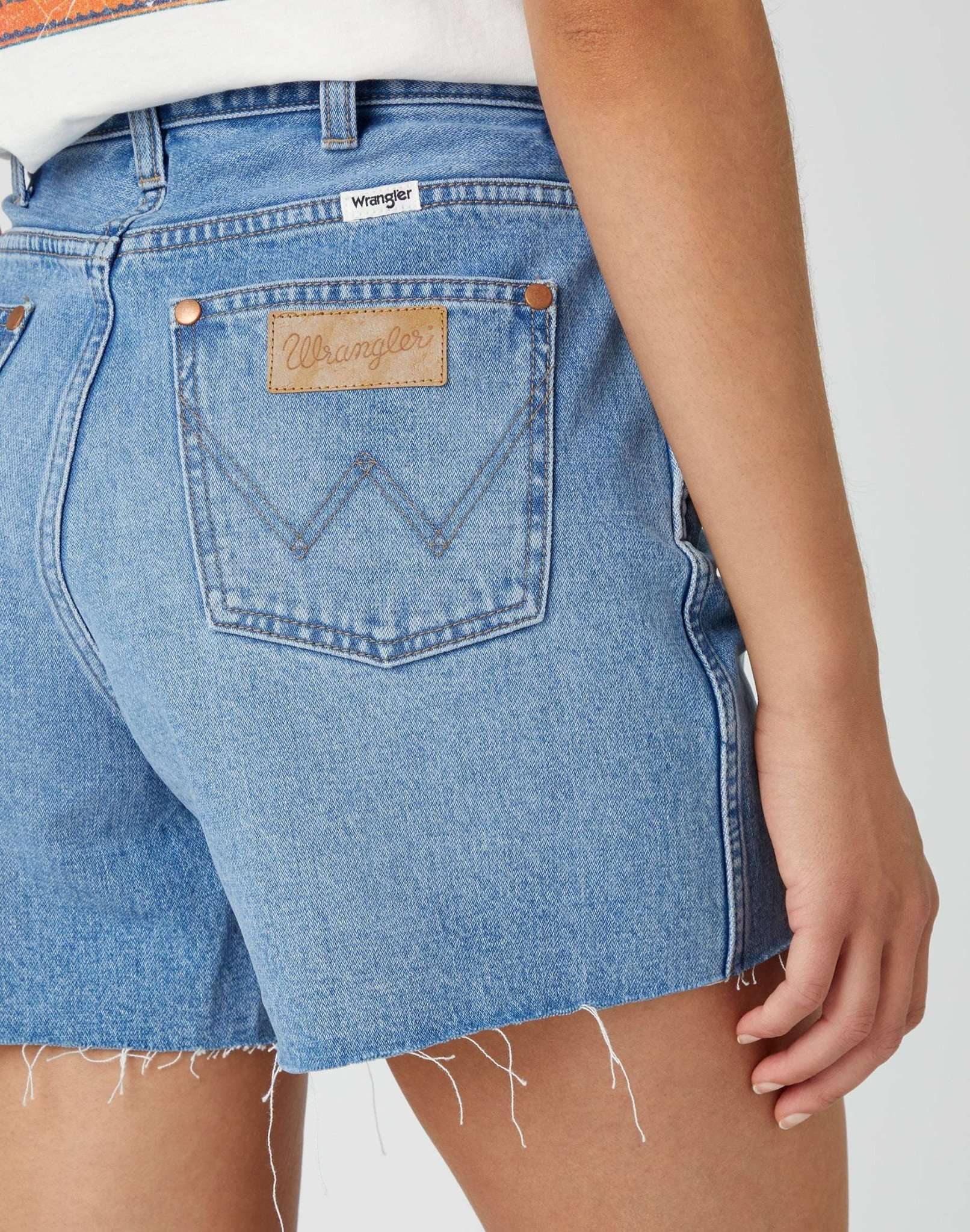 Donna in Lost Control Jeansshorts Wrangler   