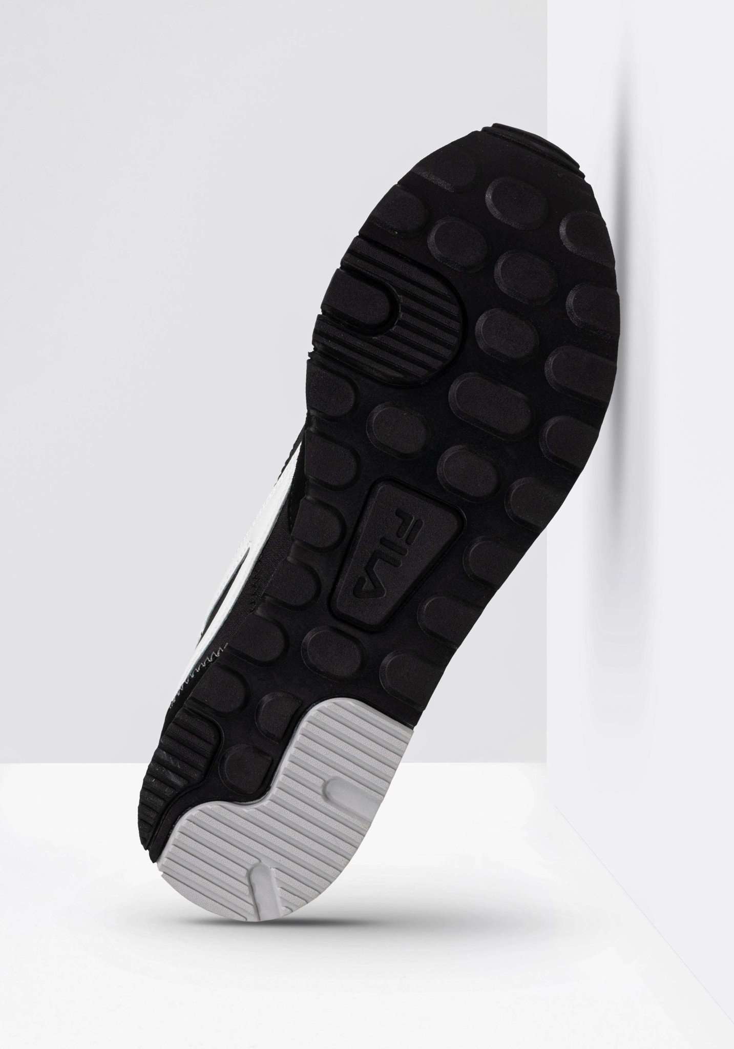 Run Formation in Black Sneakers Fila