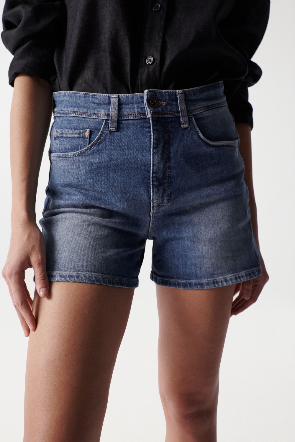 Short Glamour Push-In in Medium Wash Jeansshorts Salsa Jeans   