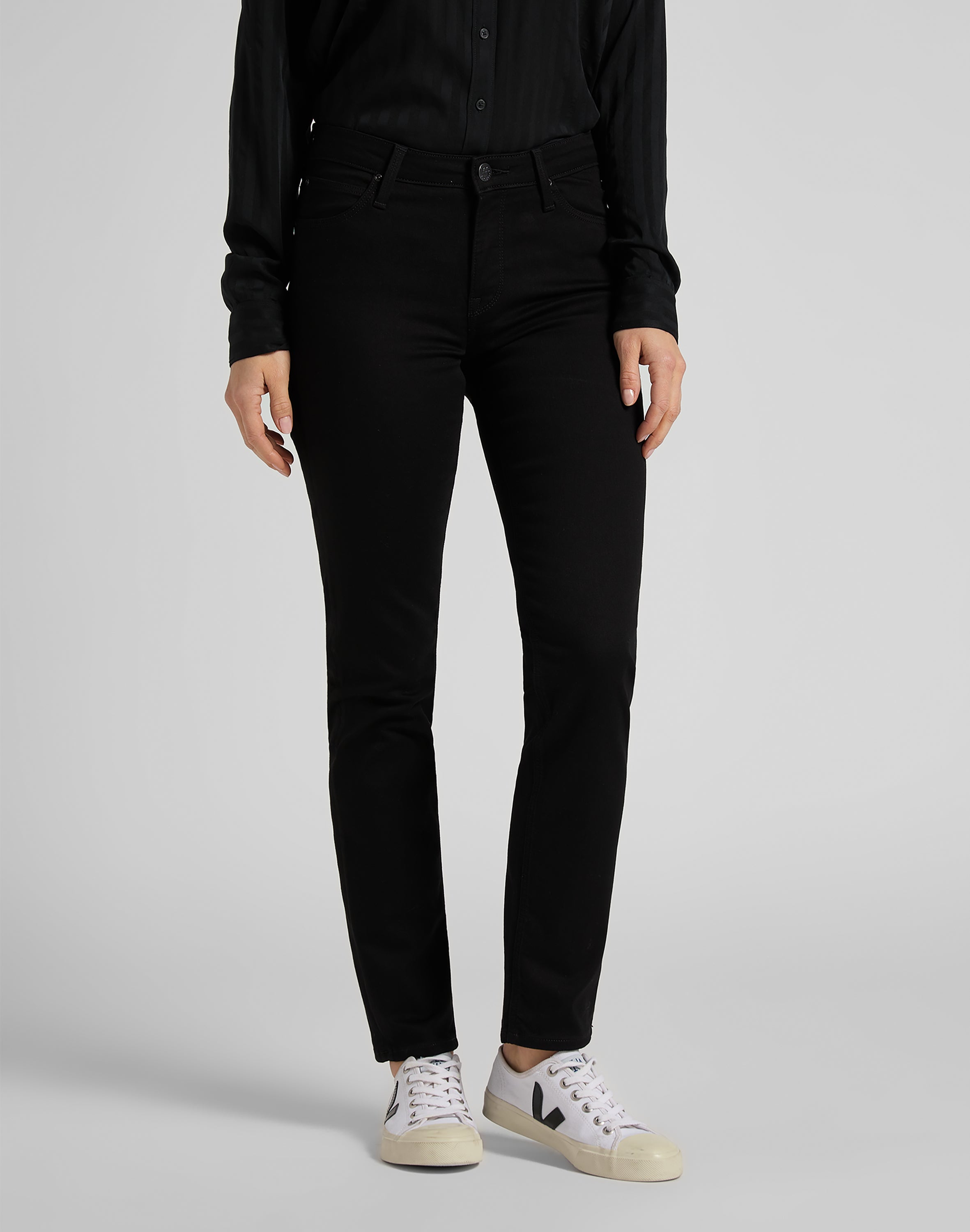 Elly in Black Rinse Jeans Lee