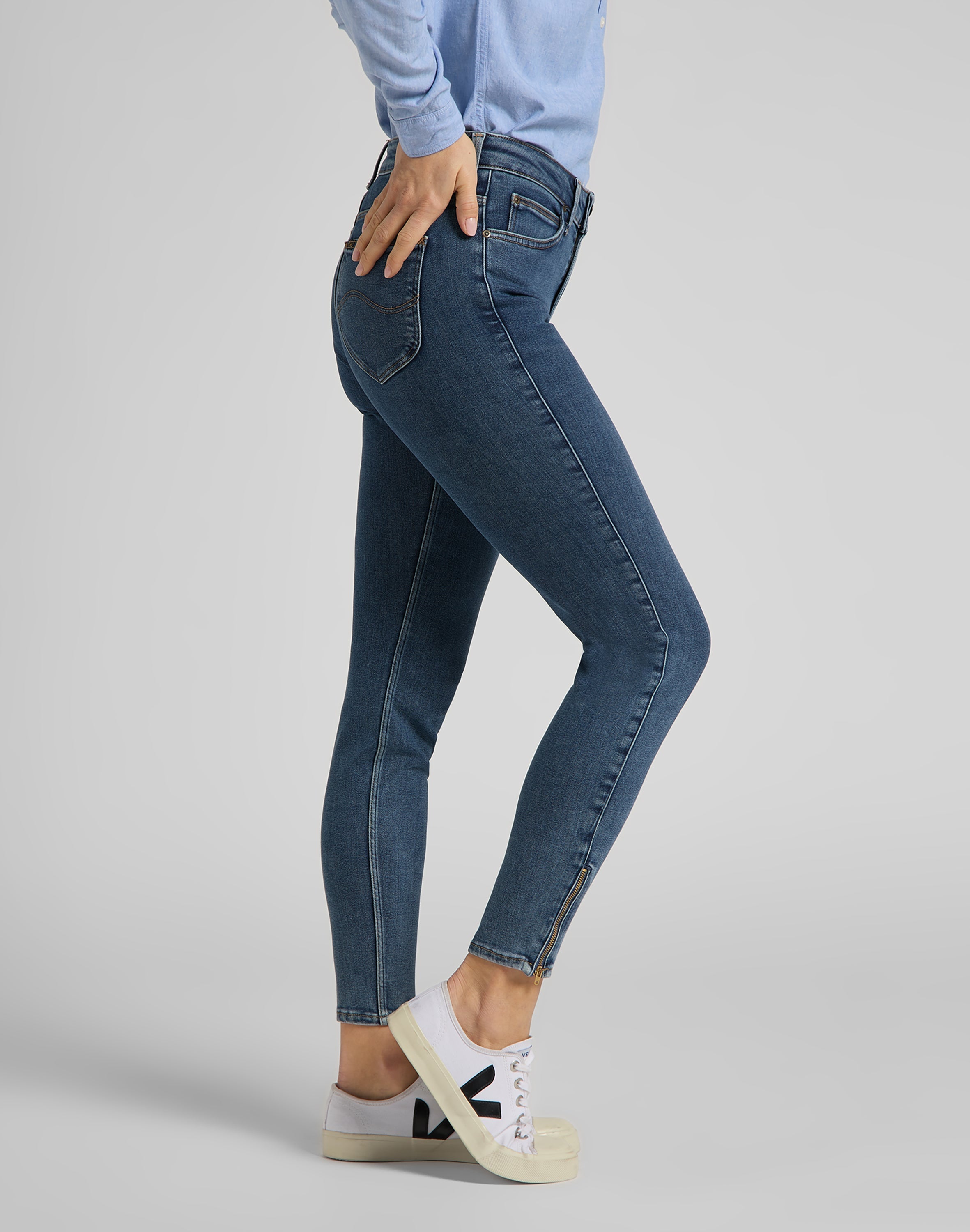 Scarlett High Zip in Mid Ely Jeans Lee