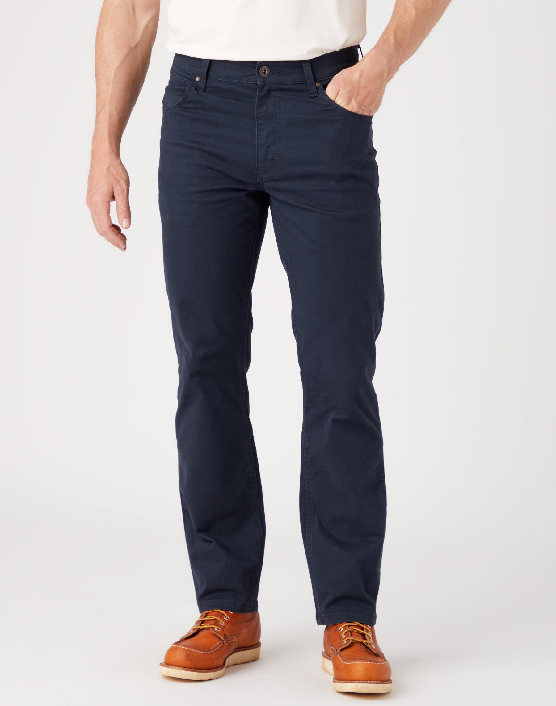 Straight Medium Stretch in Marine Navy Hosen Wrangler