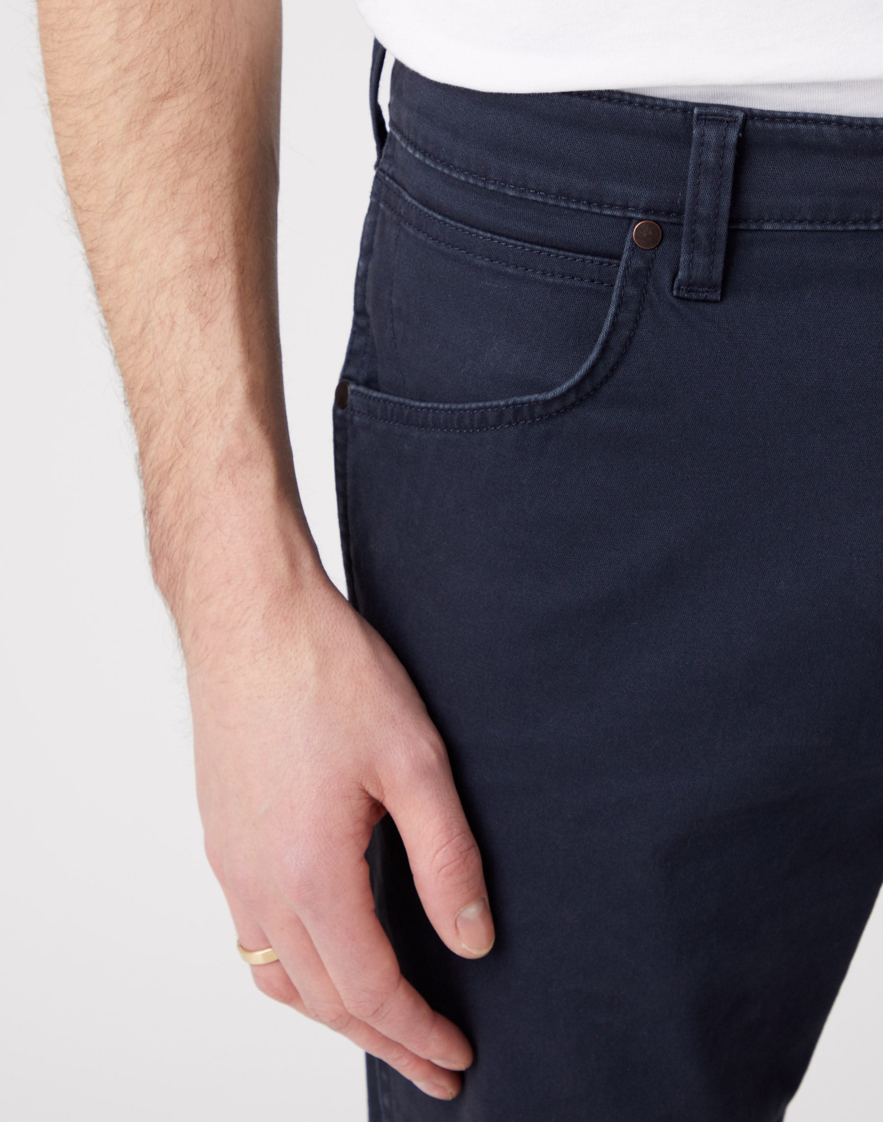 Greensboro Low Stretch in Dark Navy Hosen Wrangler