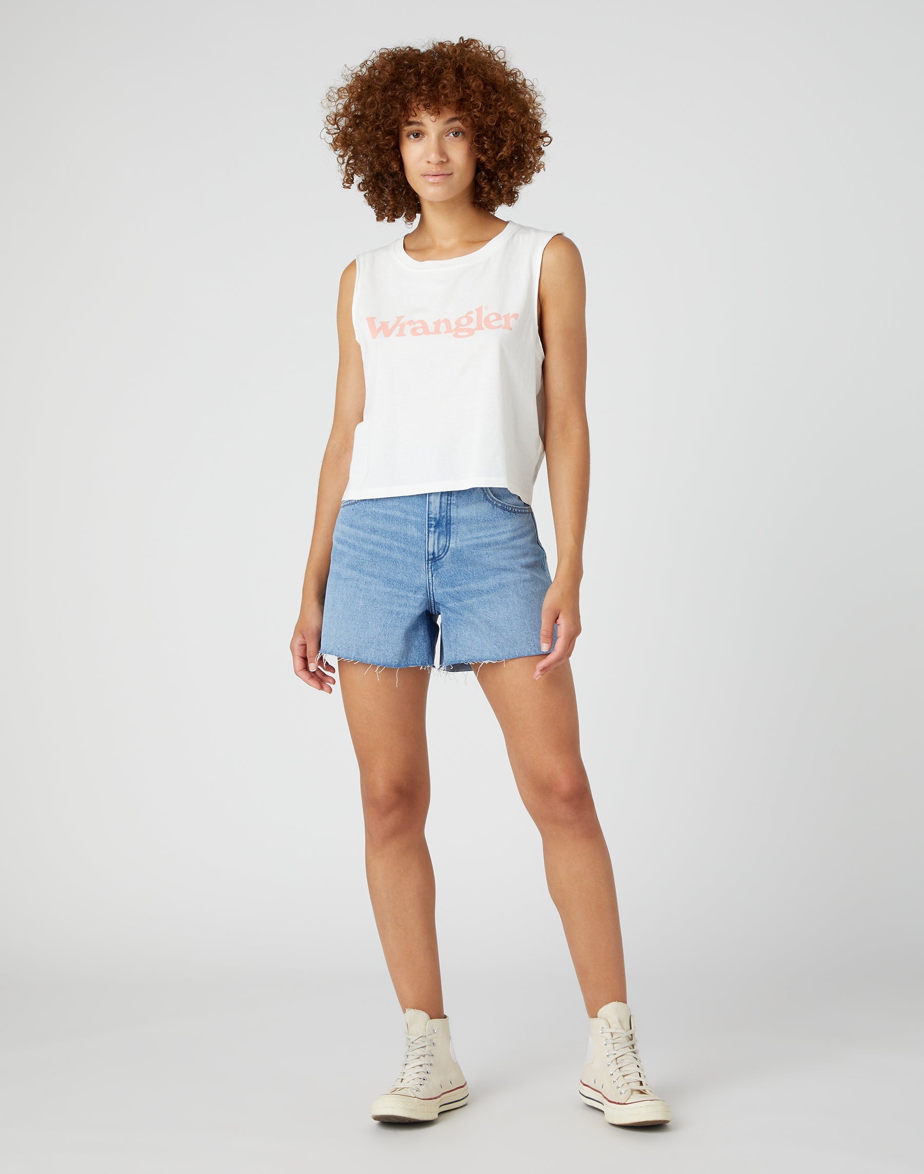 Donna in Lost Control Jeansshorts Wrangler   