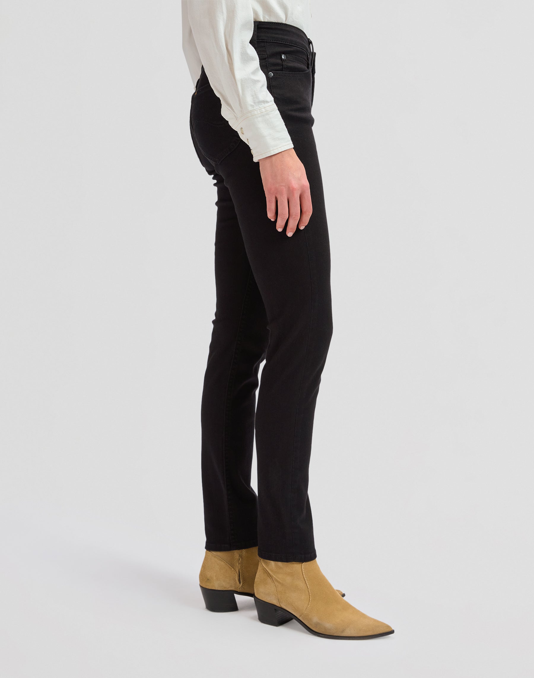 Elly in Black Rinse Jeans Lee