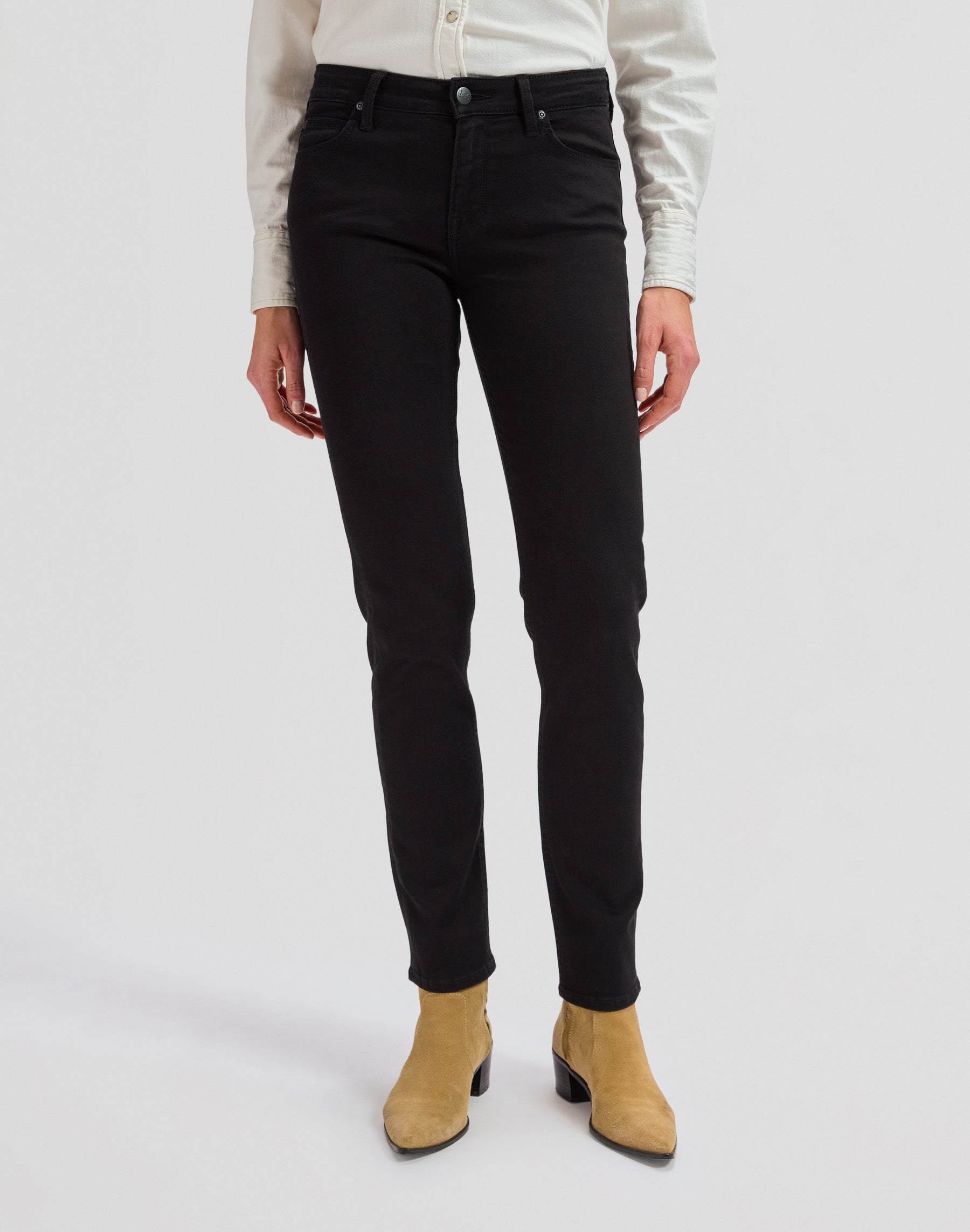 Elly in Black Rinse Jeans Lee