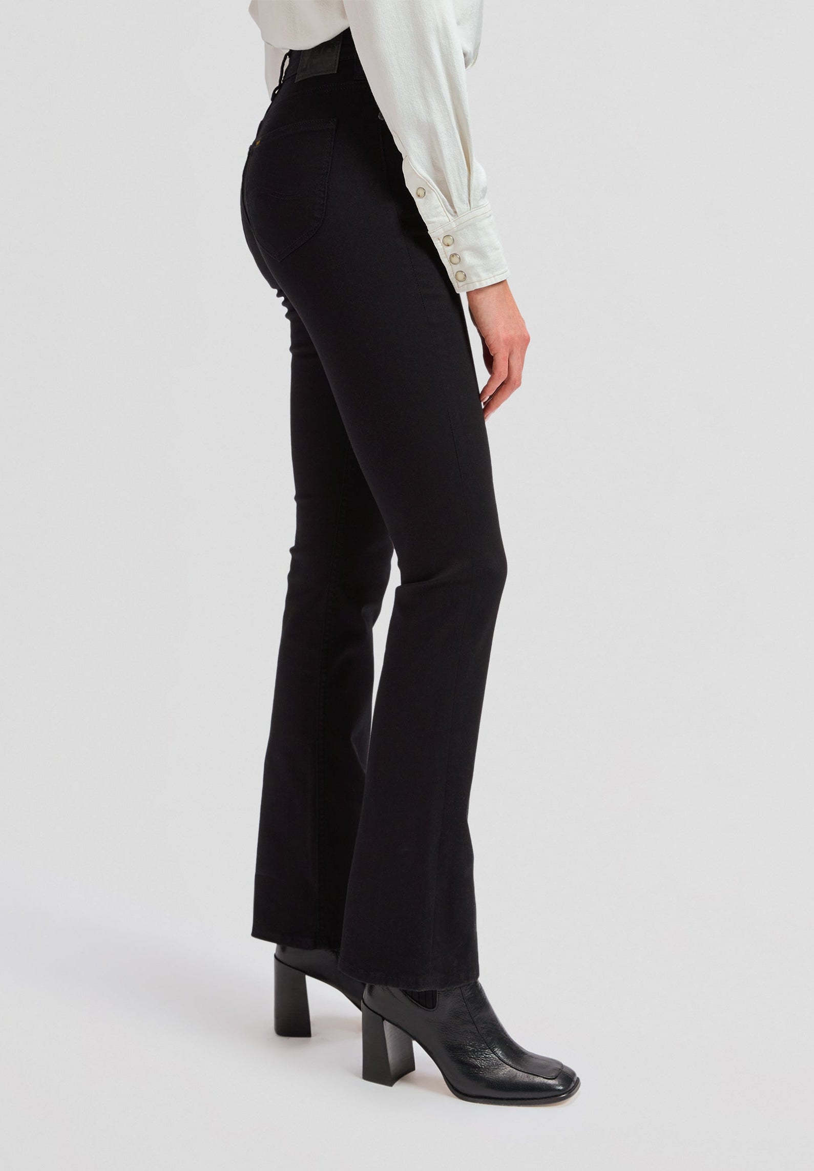 Breese Bootcut in Black Rinse Jeans Lee