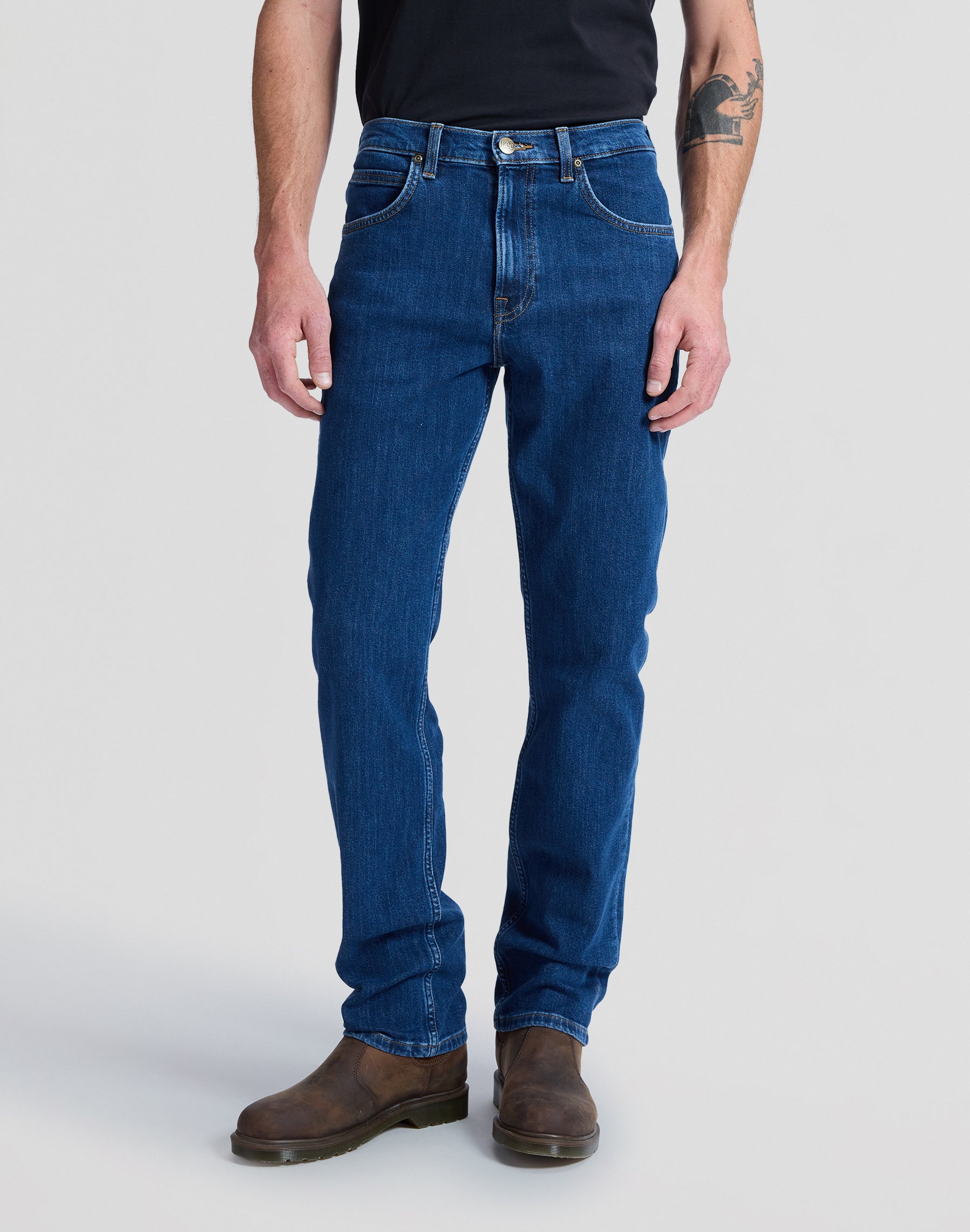Brooklyn Straight in Dark Stonewash Jeans Lee