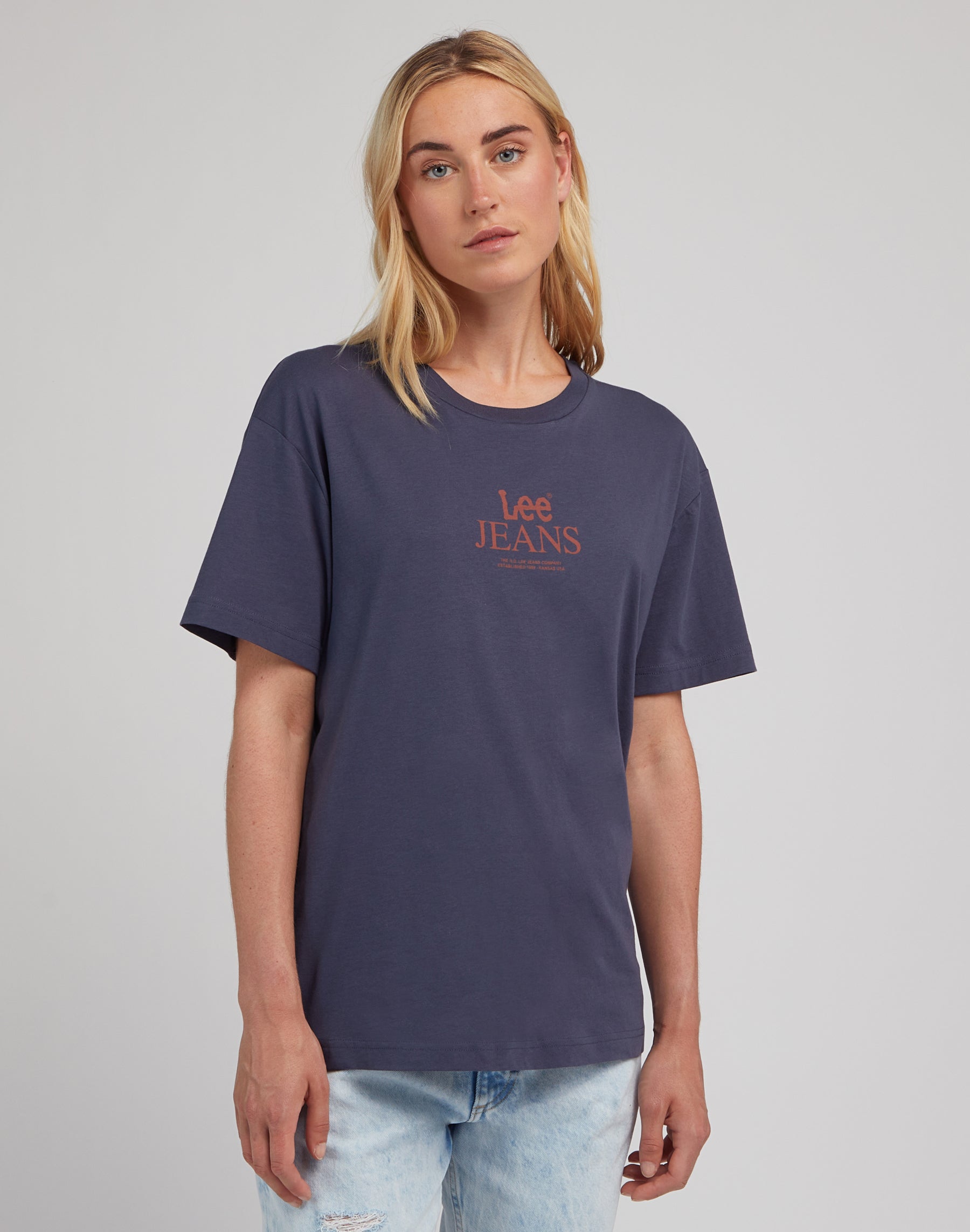 Graphic Crewneck in Dusty Navy T-Shirts Lee   