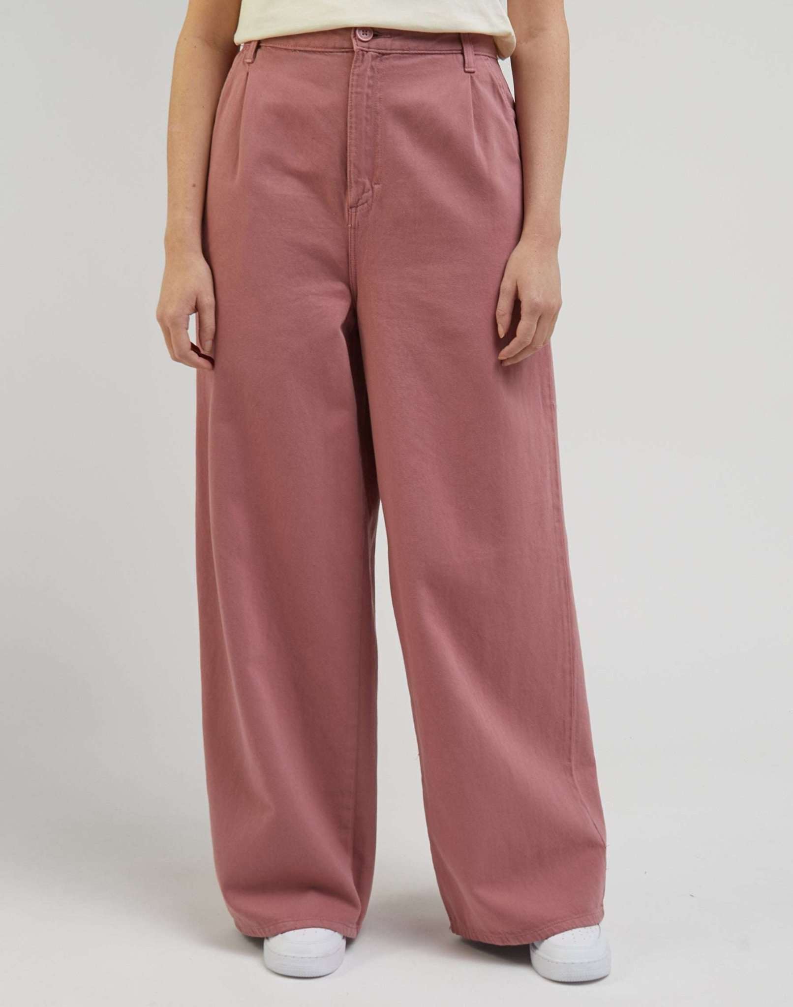 Relaxed Chino in Dark Mauve Hosen Lee   