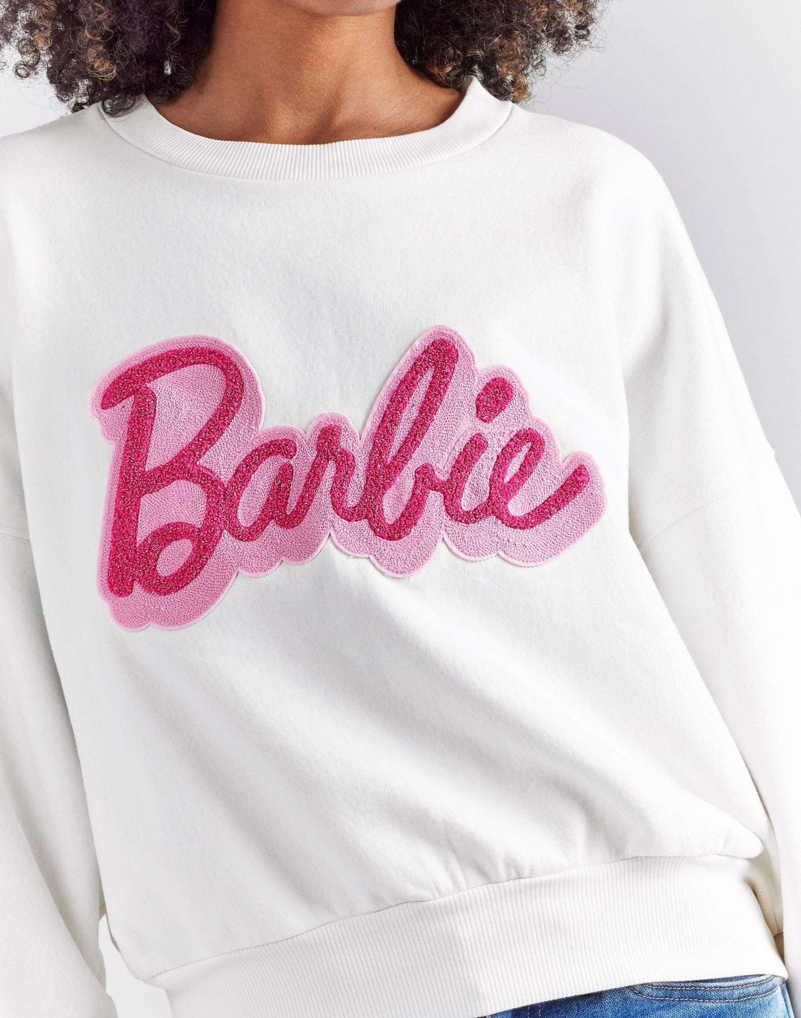 Wrangler X Barbie™ - Relaxed Sweatshirt in Worn White Sweatshirts Wrangler   