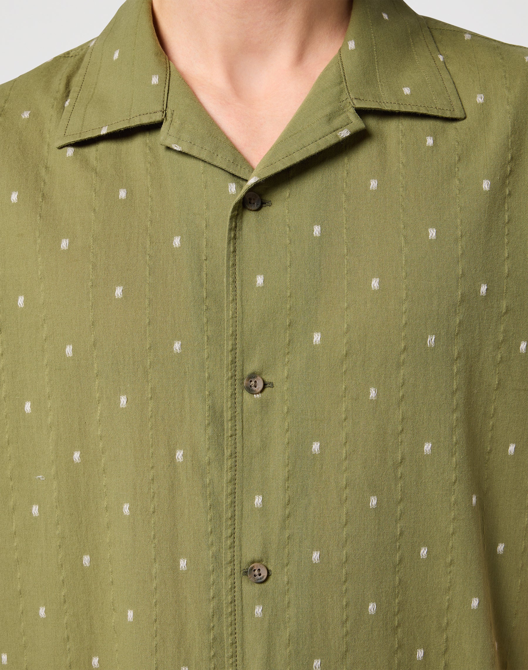 Resort Shirt in Dusty Olive Hemden Wrangler   