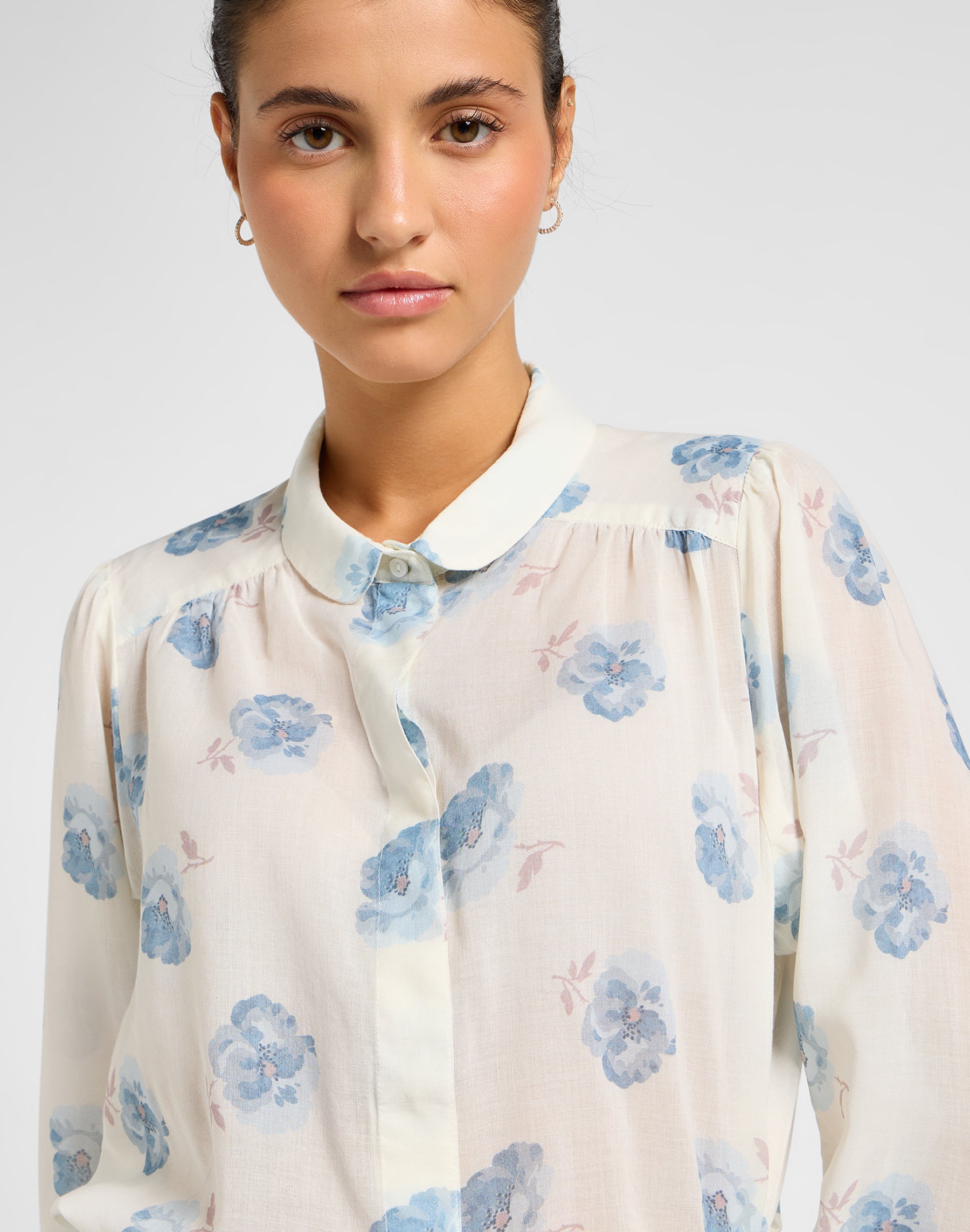 Shirred Blouse in Shy Blue Floral Hemden Lee   