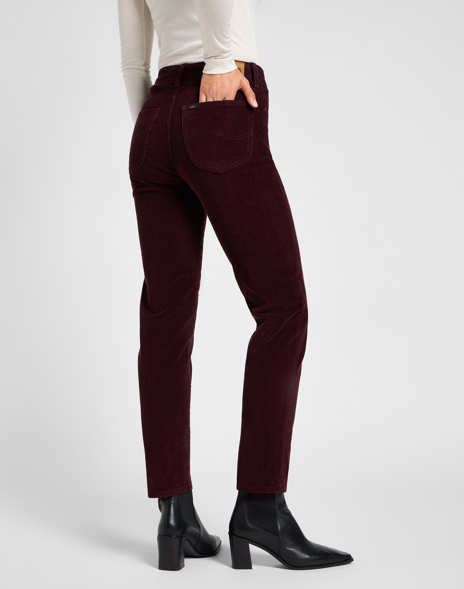 Carol in Velvet Beet Hosen Lee   