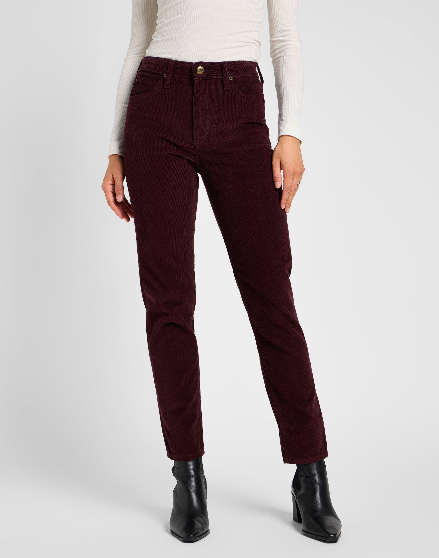 Carol in Velvet Beet Hosen Lee   