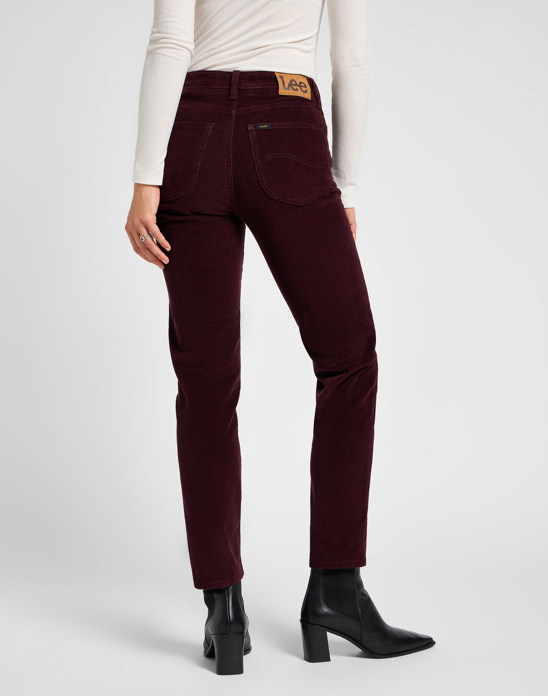 Carol in Velvet Beet Hosen Lee   