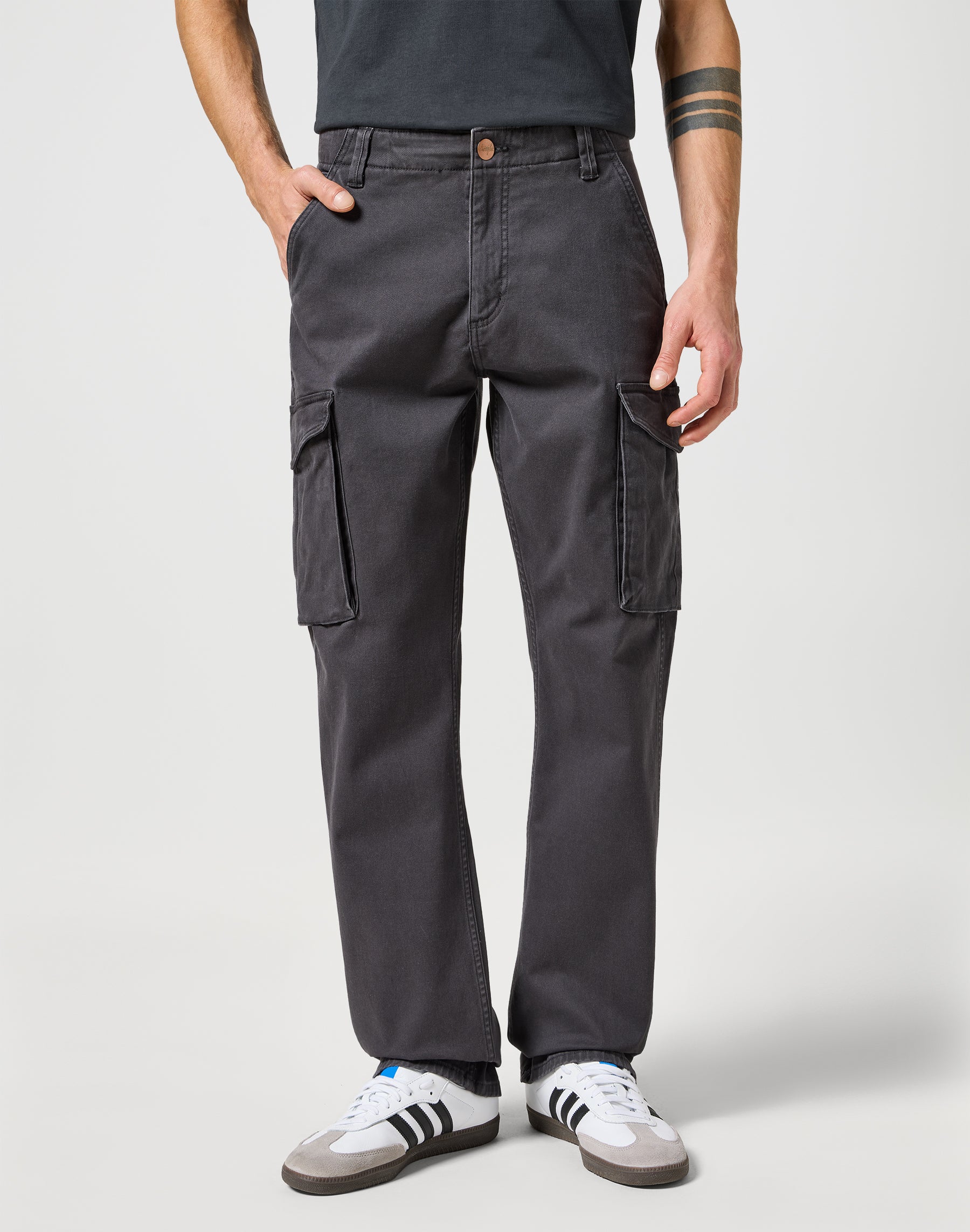 Casey Jones Cargo Regular in Faded Black Hosen Wrangler   