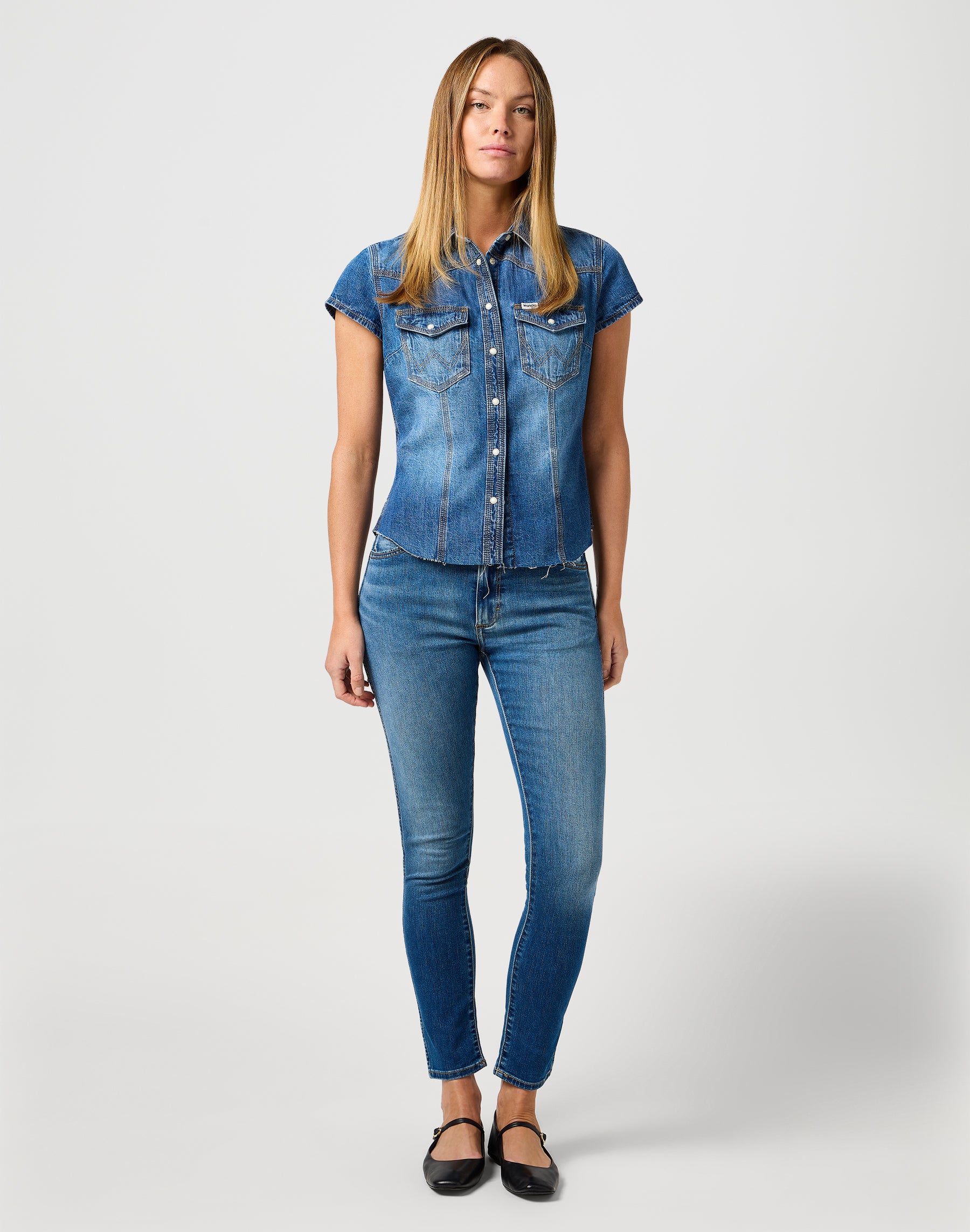 Sienna in Dingey Fade Jeans Wrangler