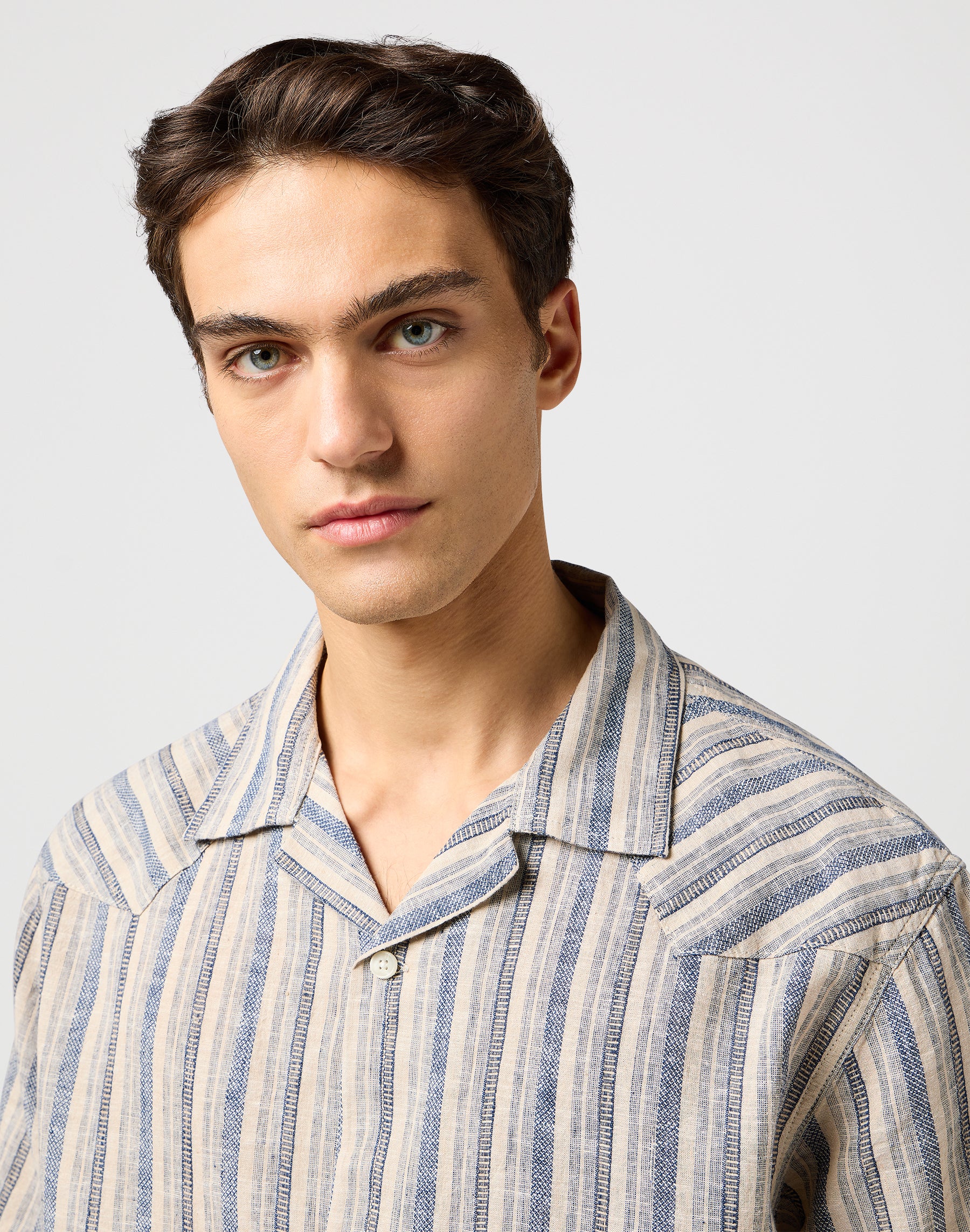 Ss W Resort Shirt in Indigo Stripe Hemden Wrangler