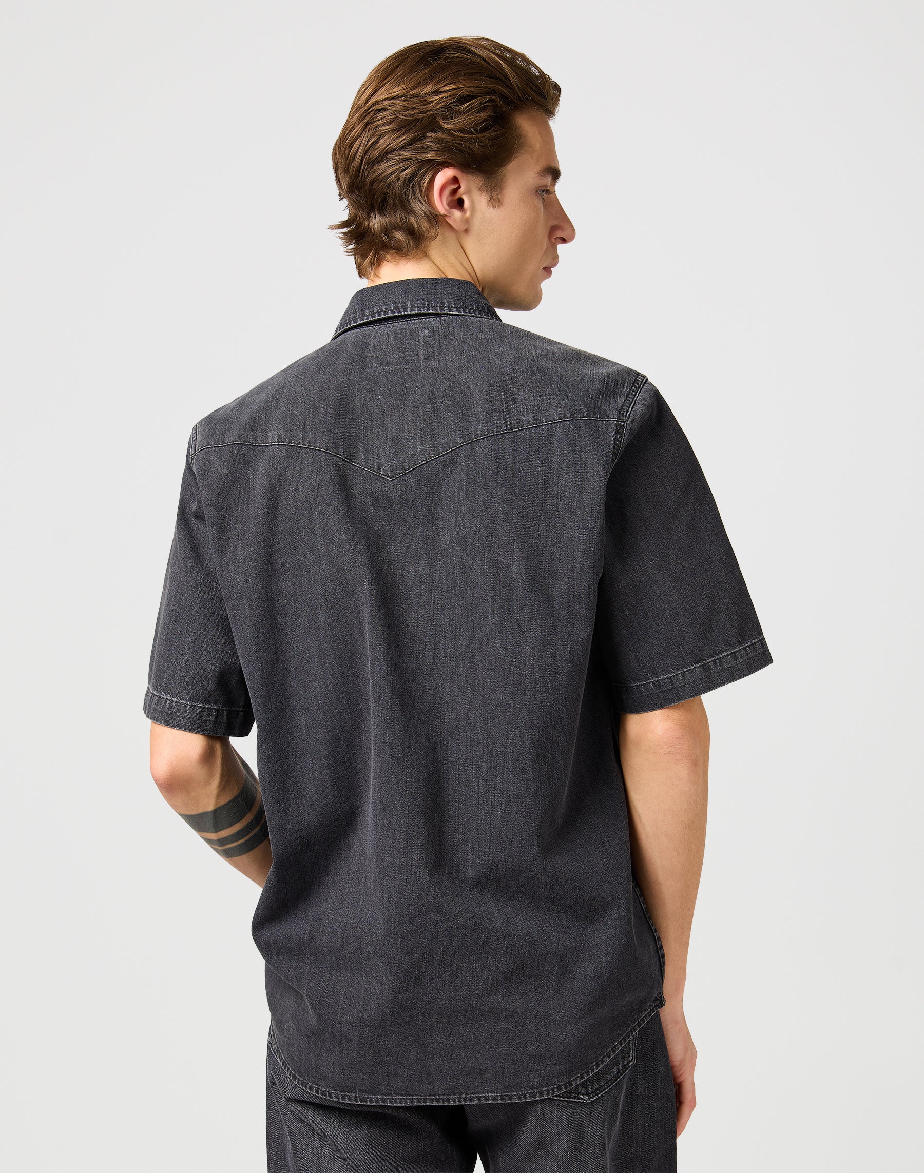 Ss Western Shirt in Enchanted Black Hemden Wrangler