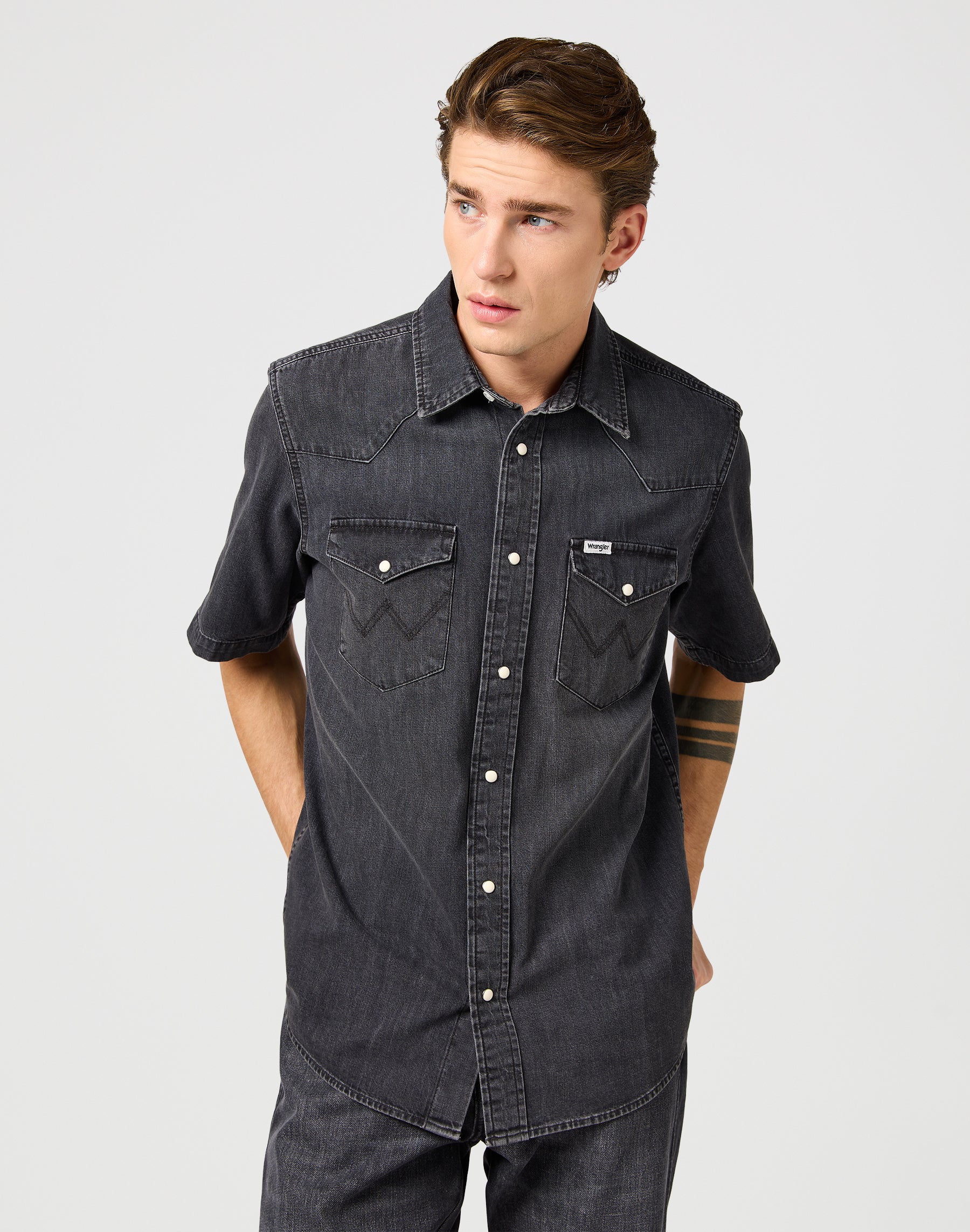 Ss Western Shirt in Enchanted Black Hemden Wrangler