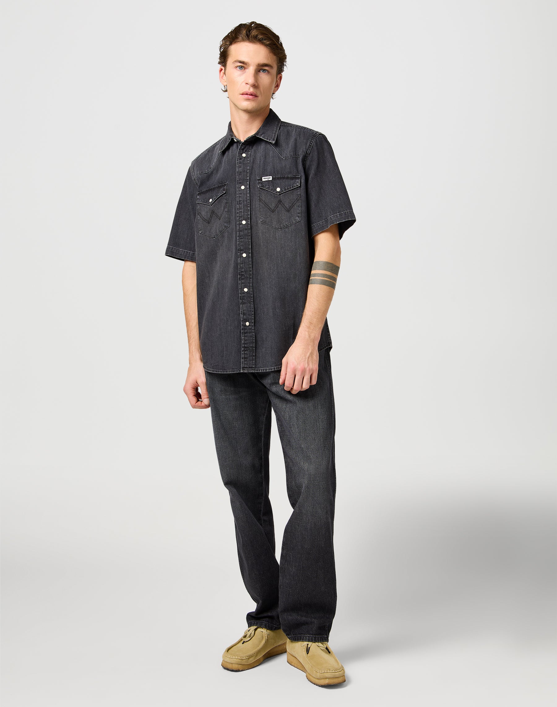 Ss Western Shirt in Enchanted Black Hemden Wrangler