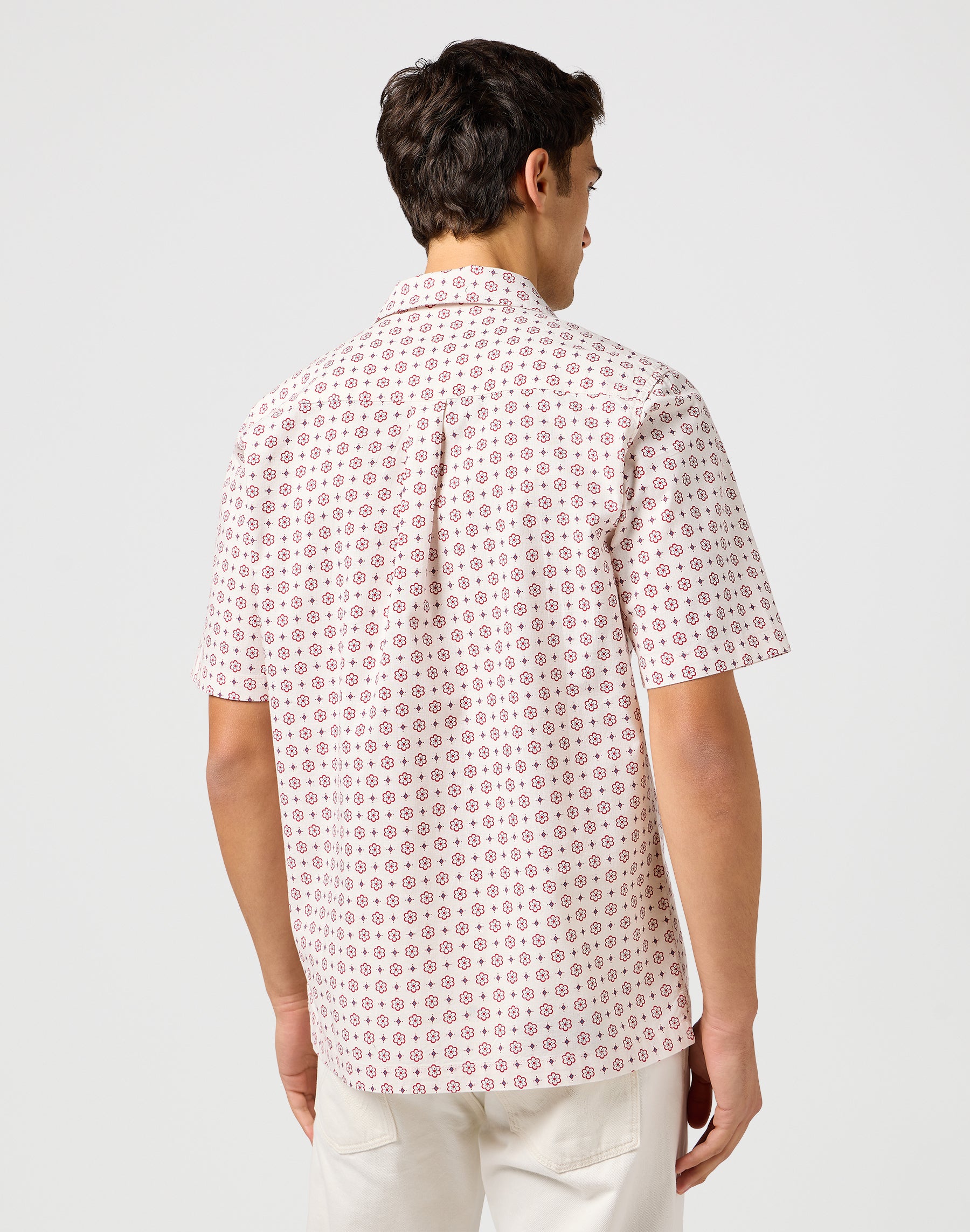 Ss Resort Shirt in White Geo Hemden Wrangler