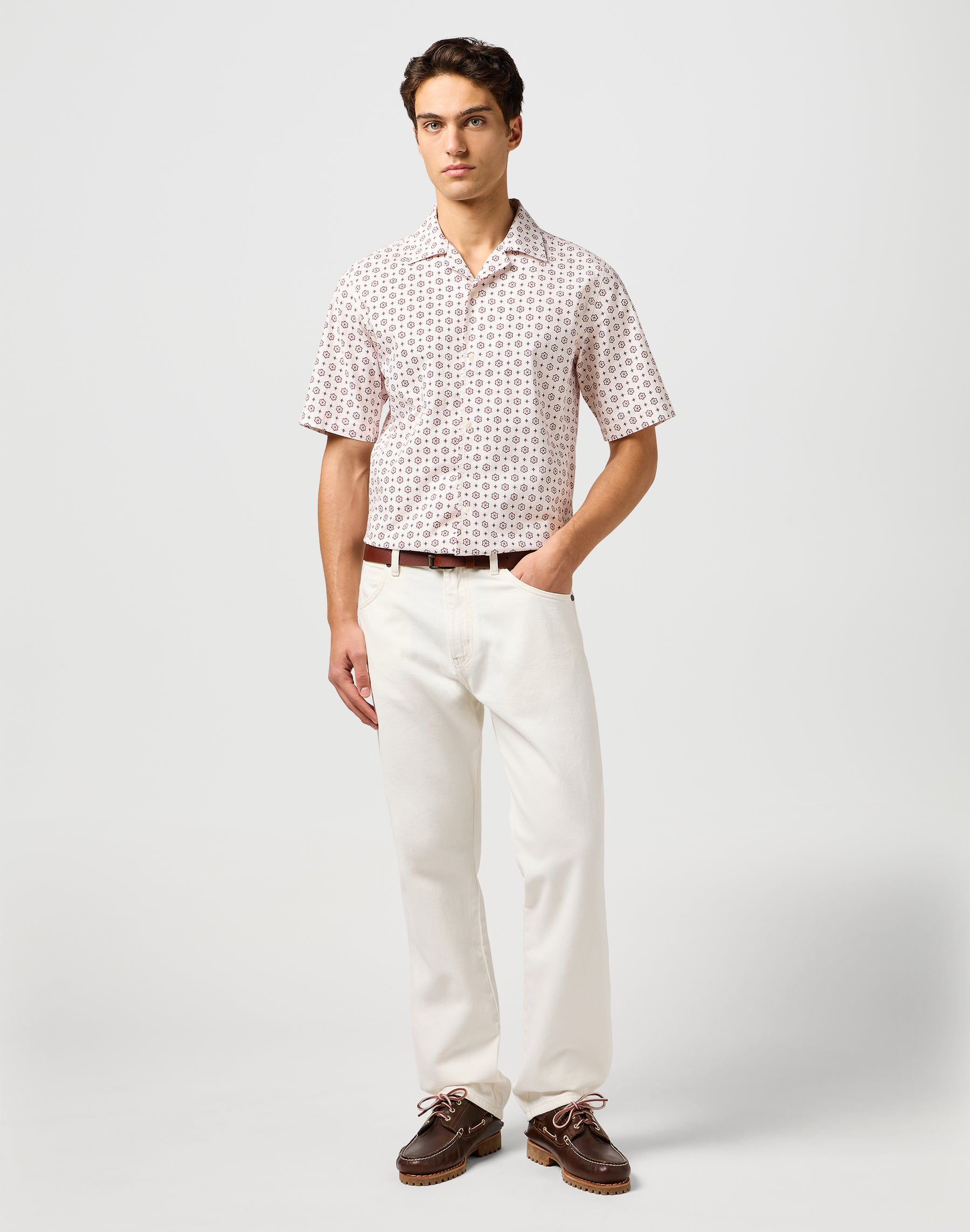 Ss Resort Shirt in White Geo Hemden Wrangler