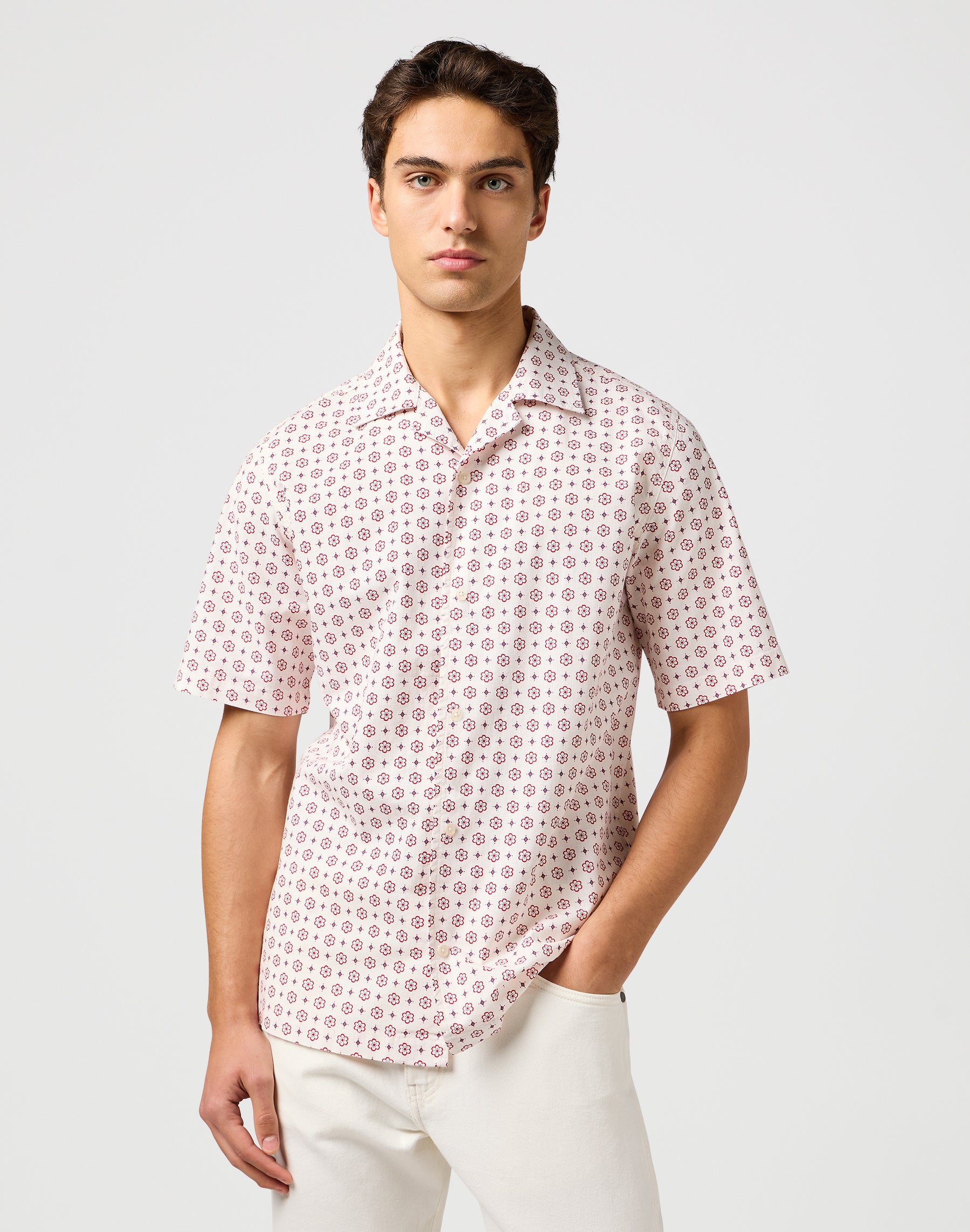 Ss Resort Shirt in White Geo Hemden Wrangler