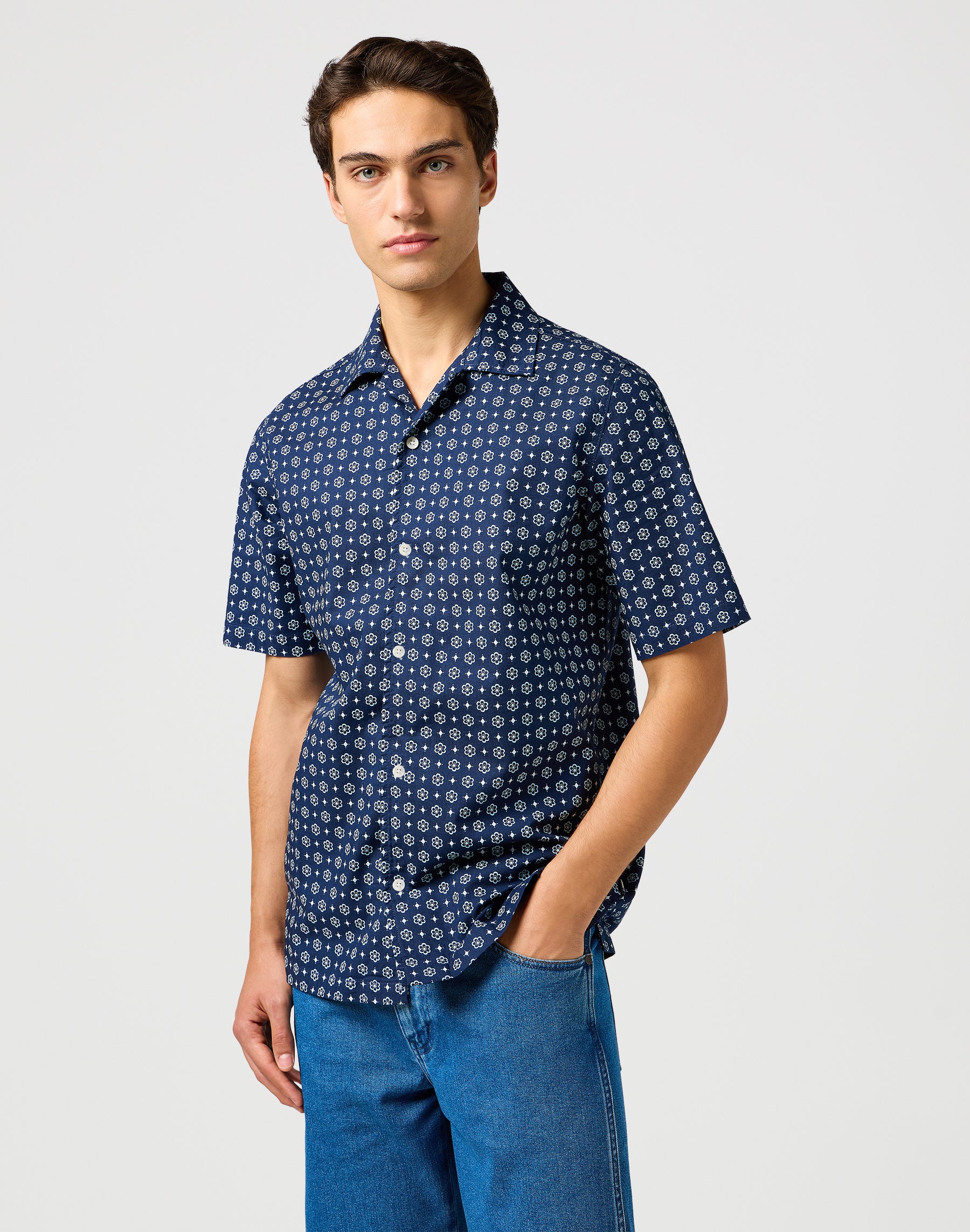 Ss Resort Shirt in Blue Geo Hemden Wrangler