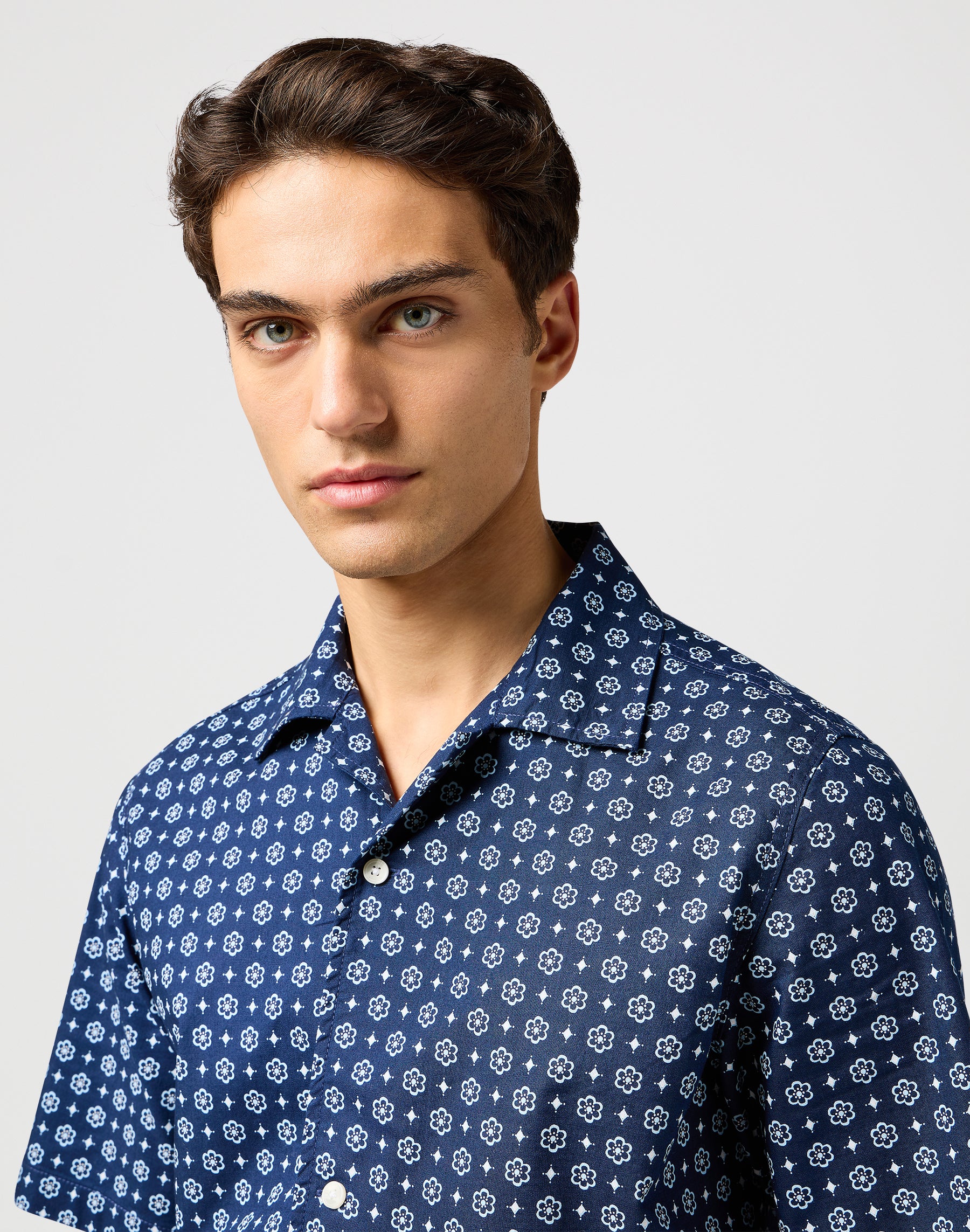 Ss Resort Shirt in Blue Geo Hemden Wrangler