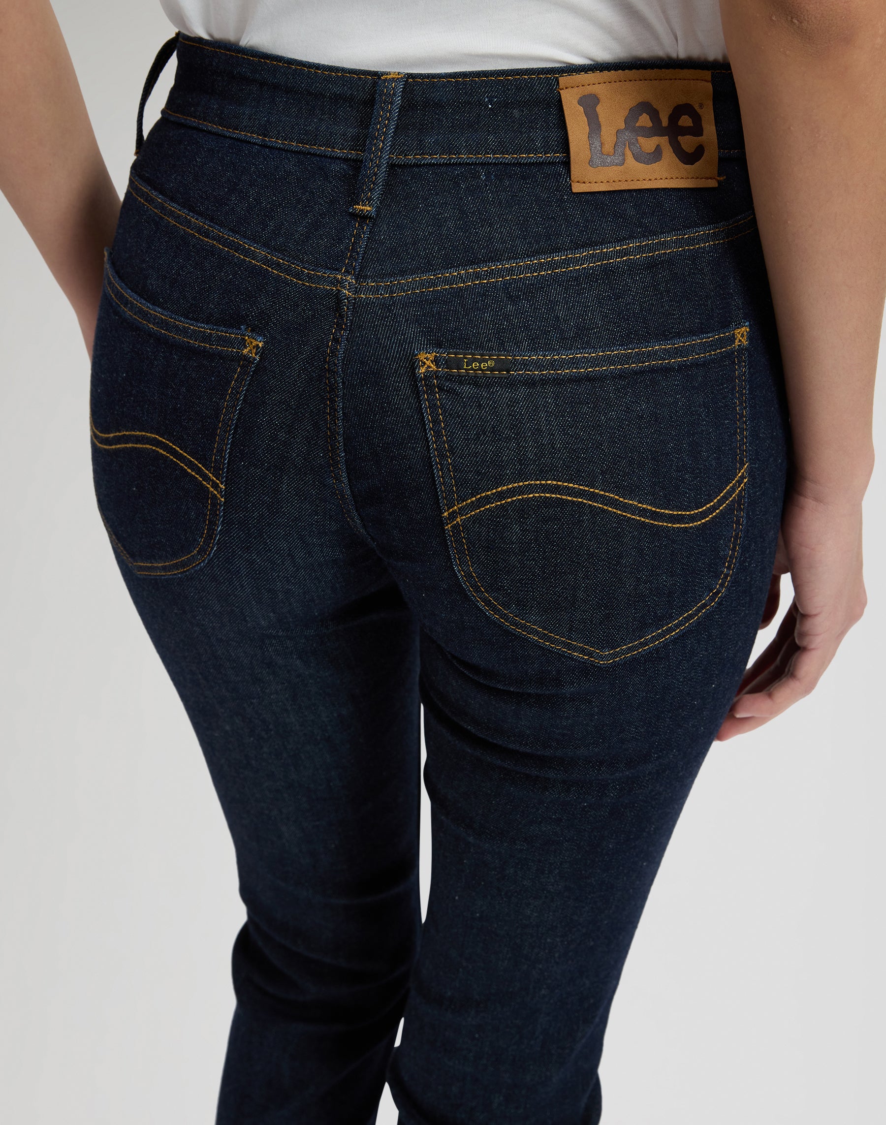 Elly in Deepest Space Jeans Lee
