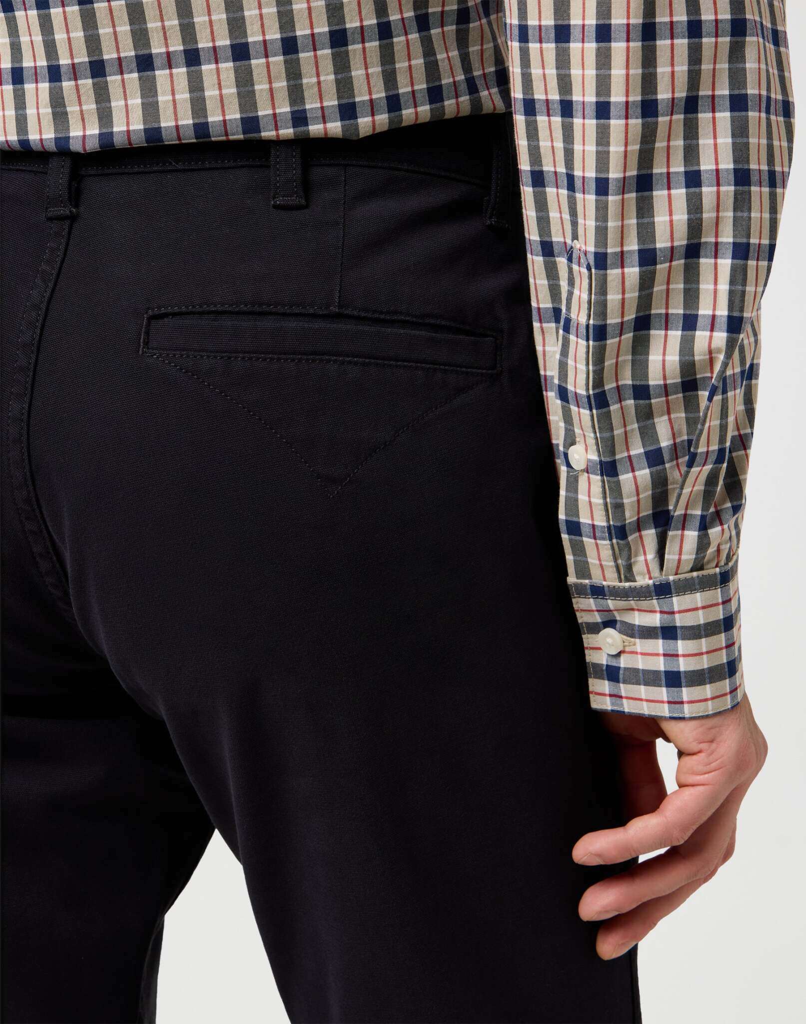 Regular Chino in Black Hosen Wrangler