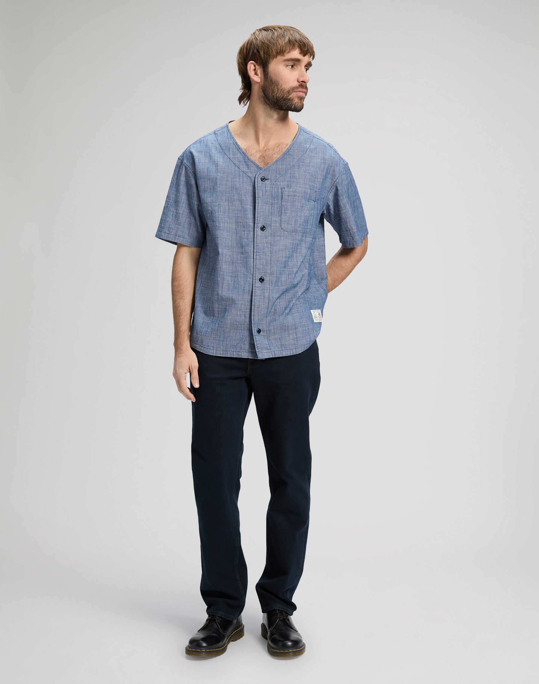 Baseball Tee With Pocket in Light Wash Chambray Hemden Lee