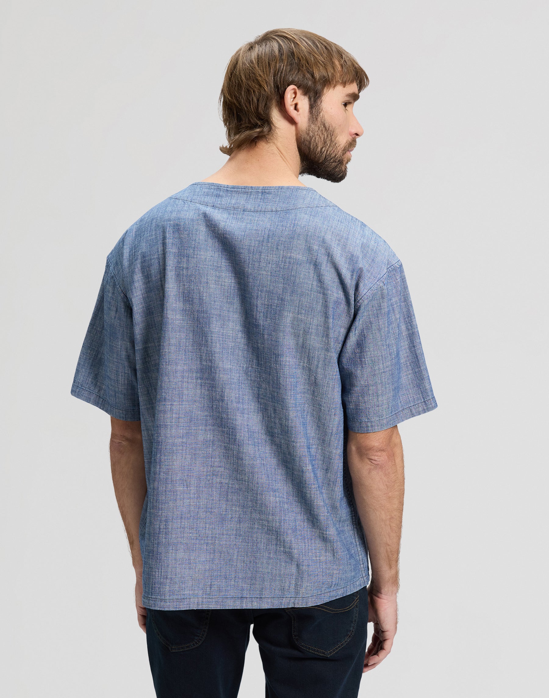 Baseball Tee With Pocket in Light Wash Chambray Hemden Lee
