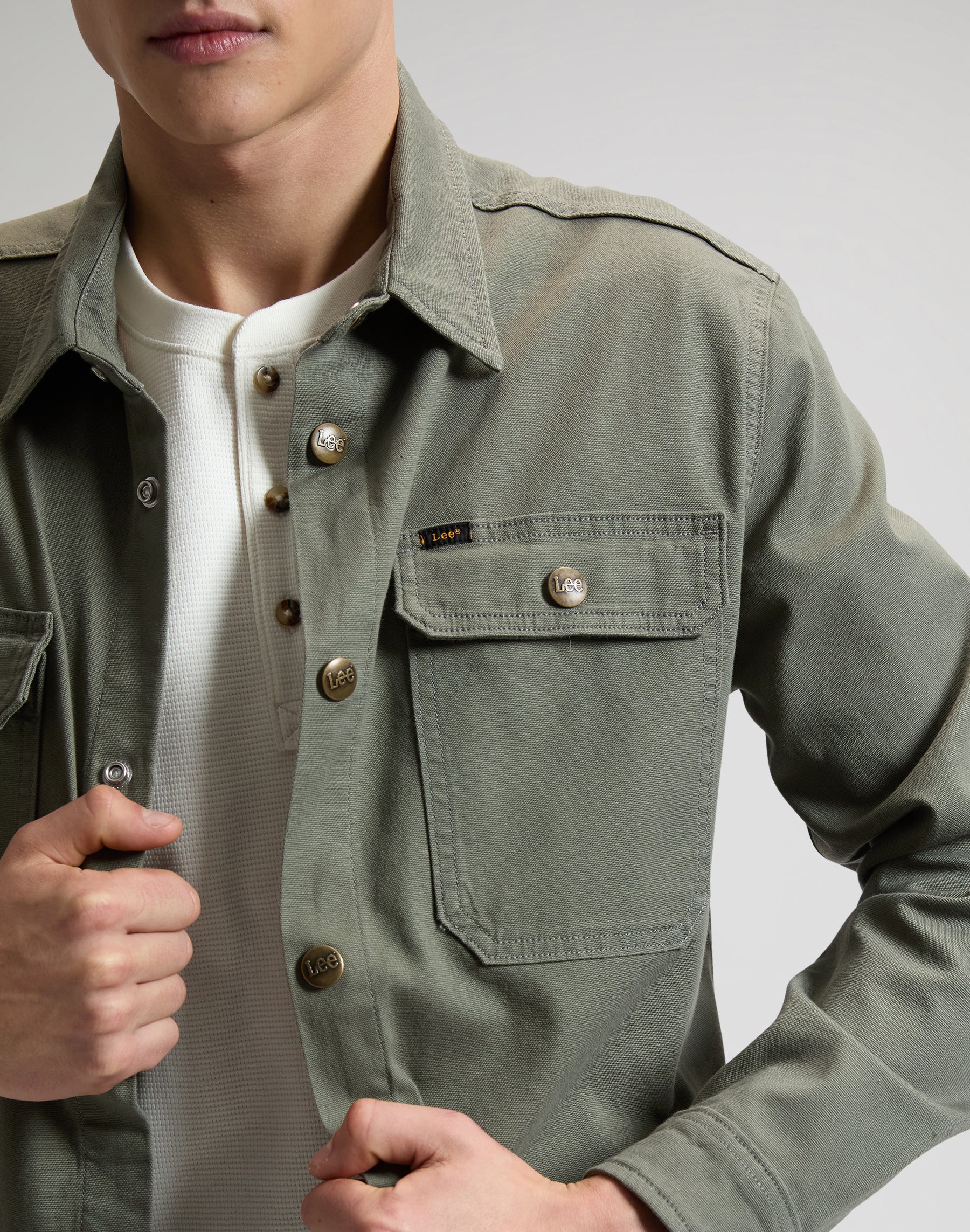 2 Pocket Overshirt in Lichen Olive Hemden Lee