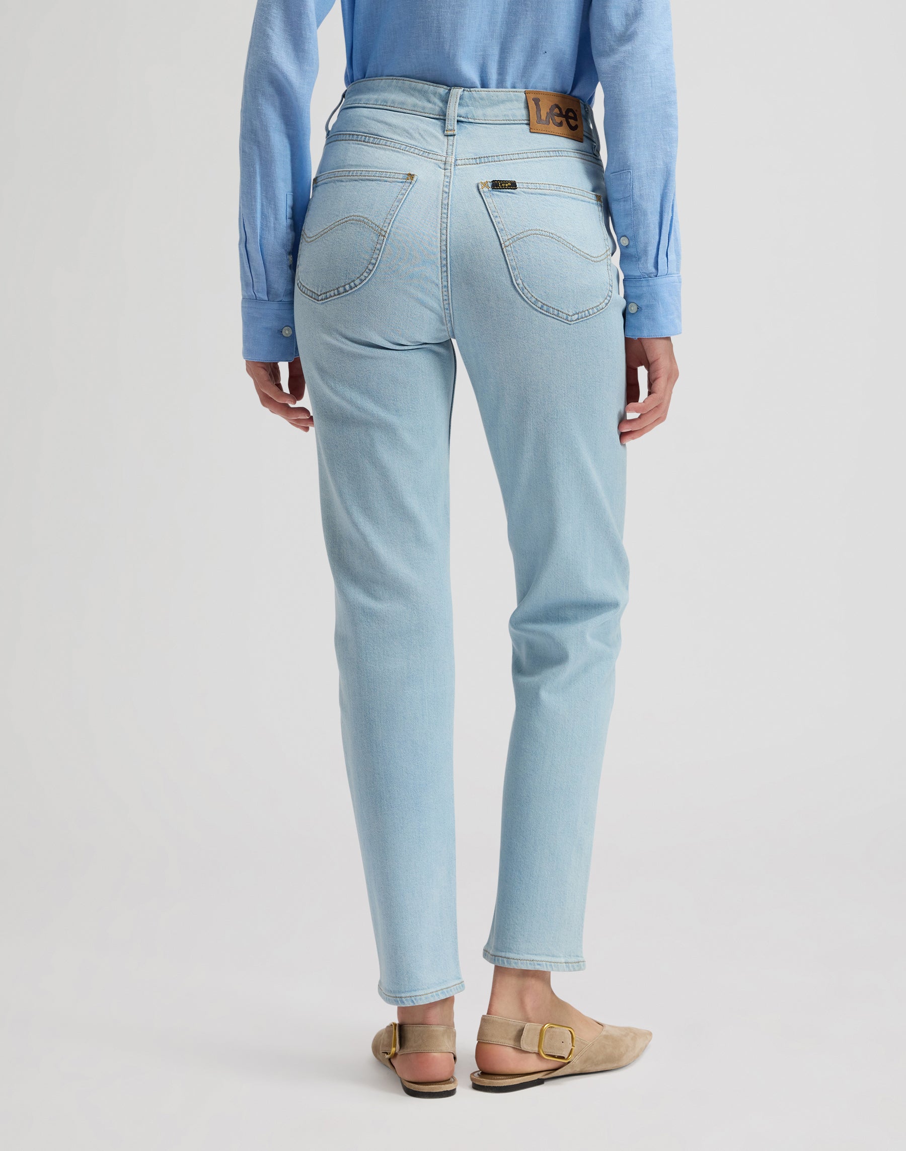 Carol in Light Retreat Jeans Lee