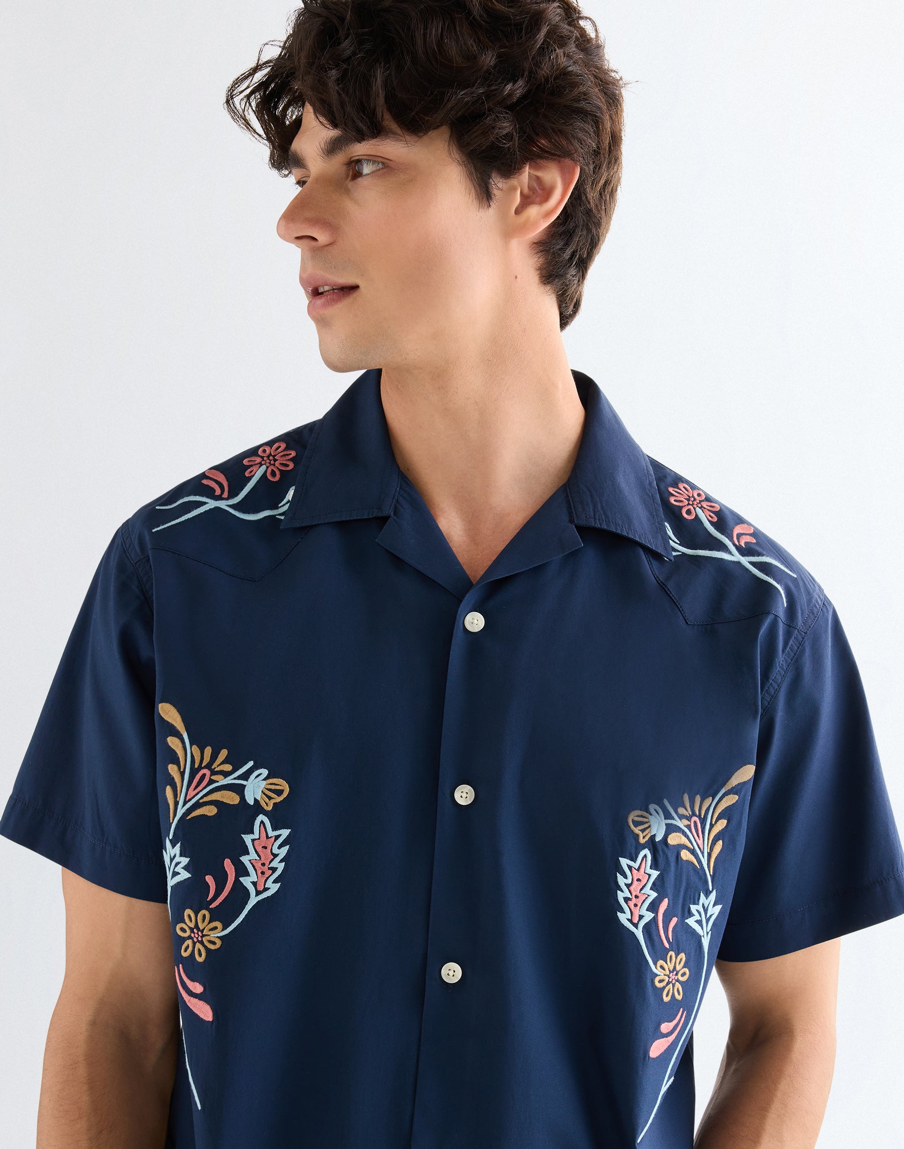 Shortsleeve W Resort Shirt in Navy Floral Hemden Wrangler