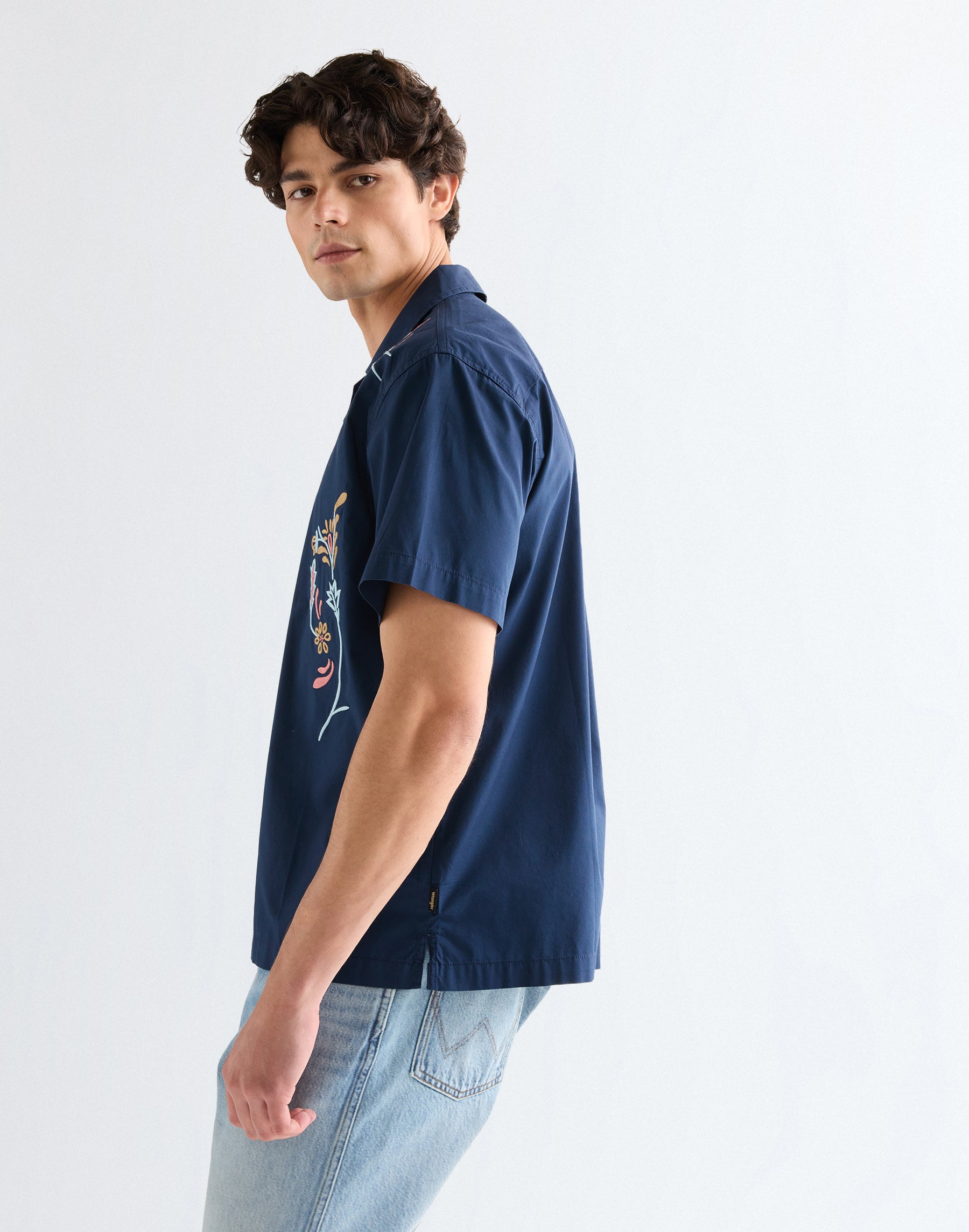 Shortsleeve W Resort Shirt in Navy Floral Hemden Wrangler