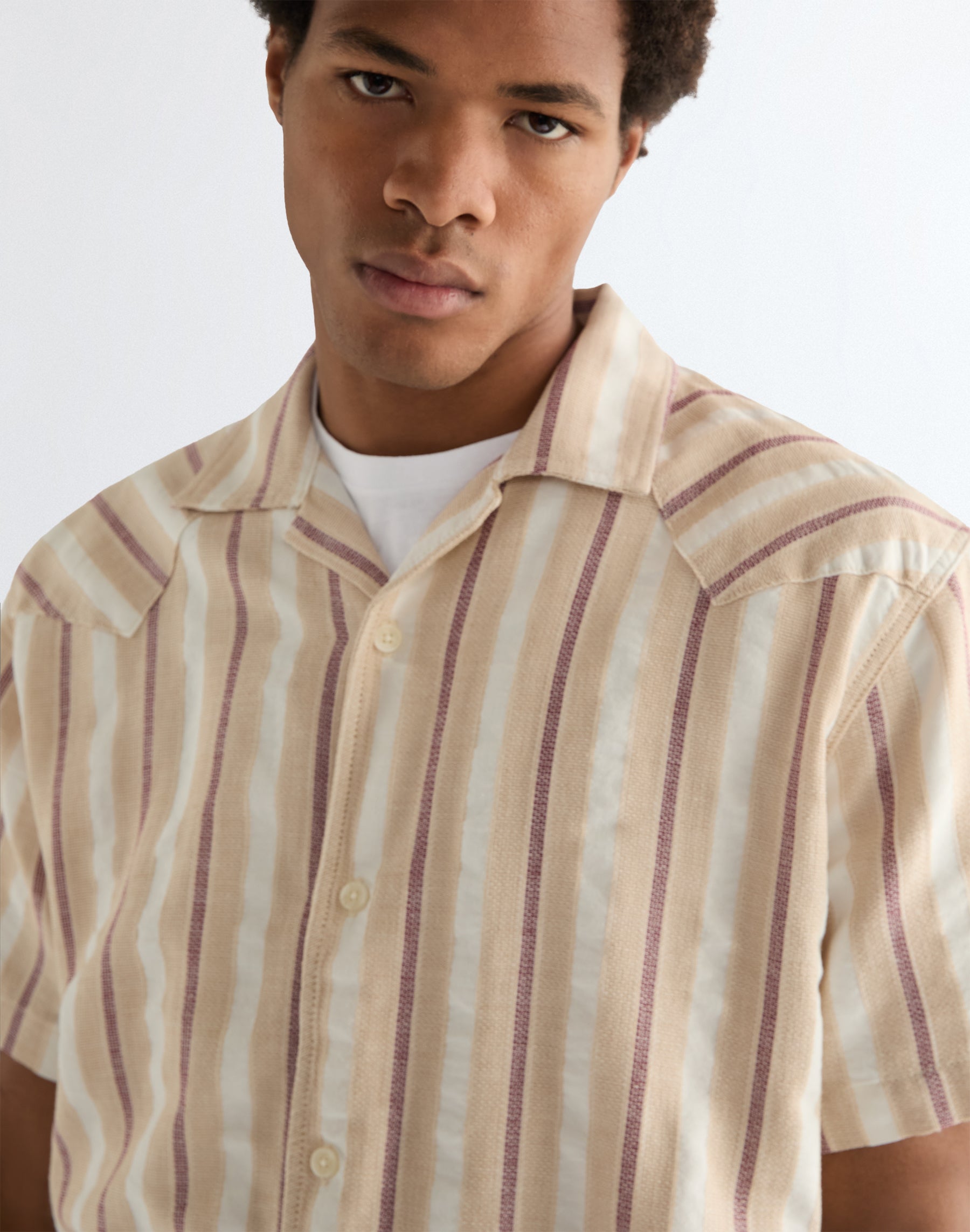Shortsleeve W Resort Shirt in Tan Ruby Wine Hemden Wrangler