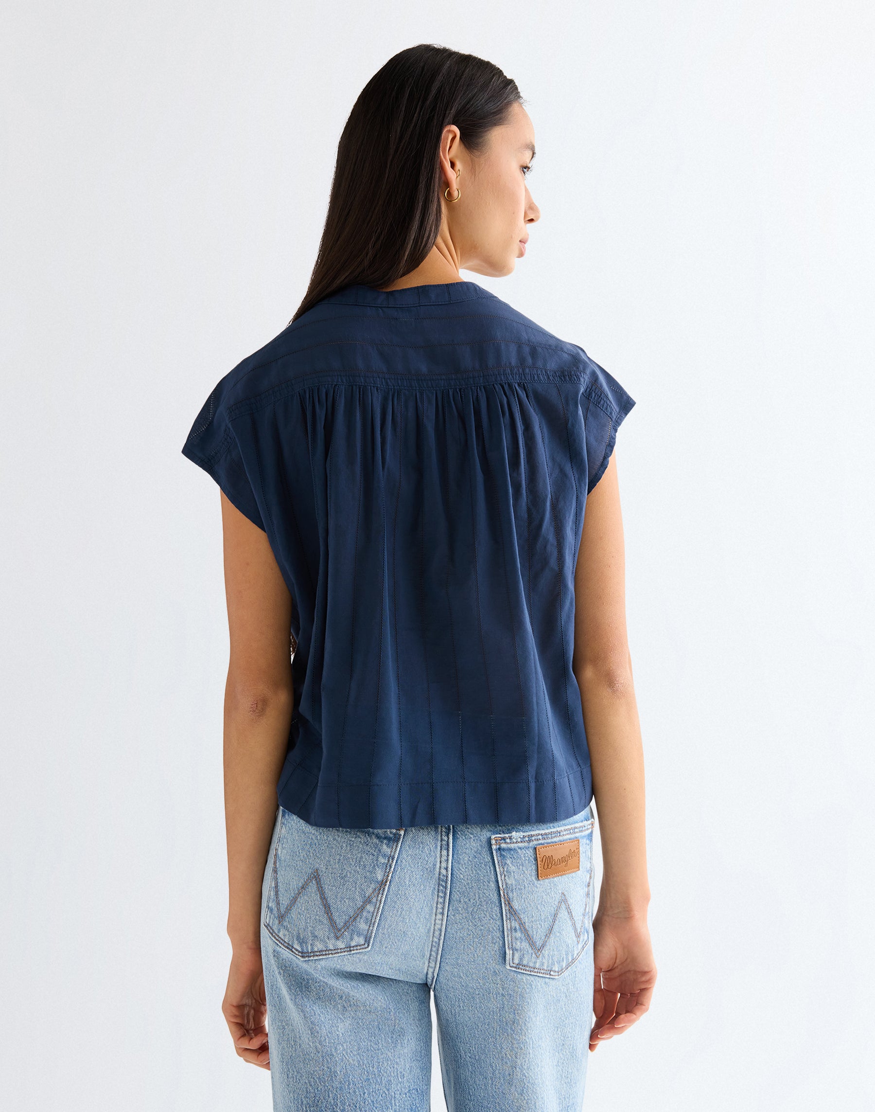 Drop Shoulder Shirt in Navy Hemden Wrangler