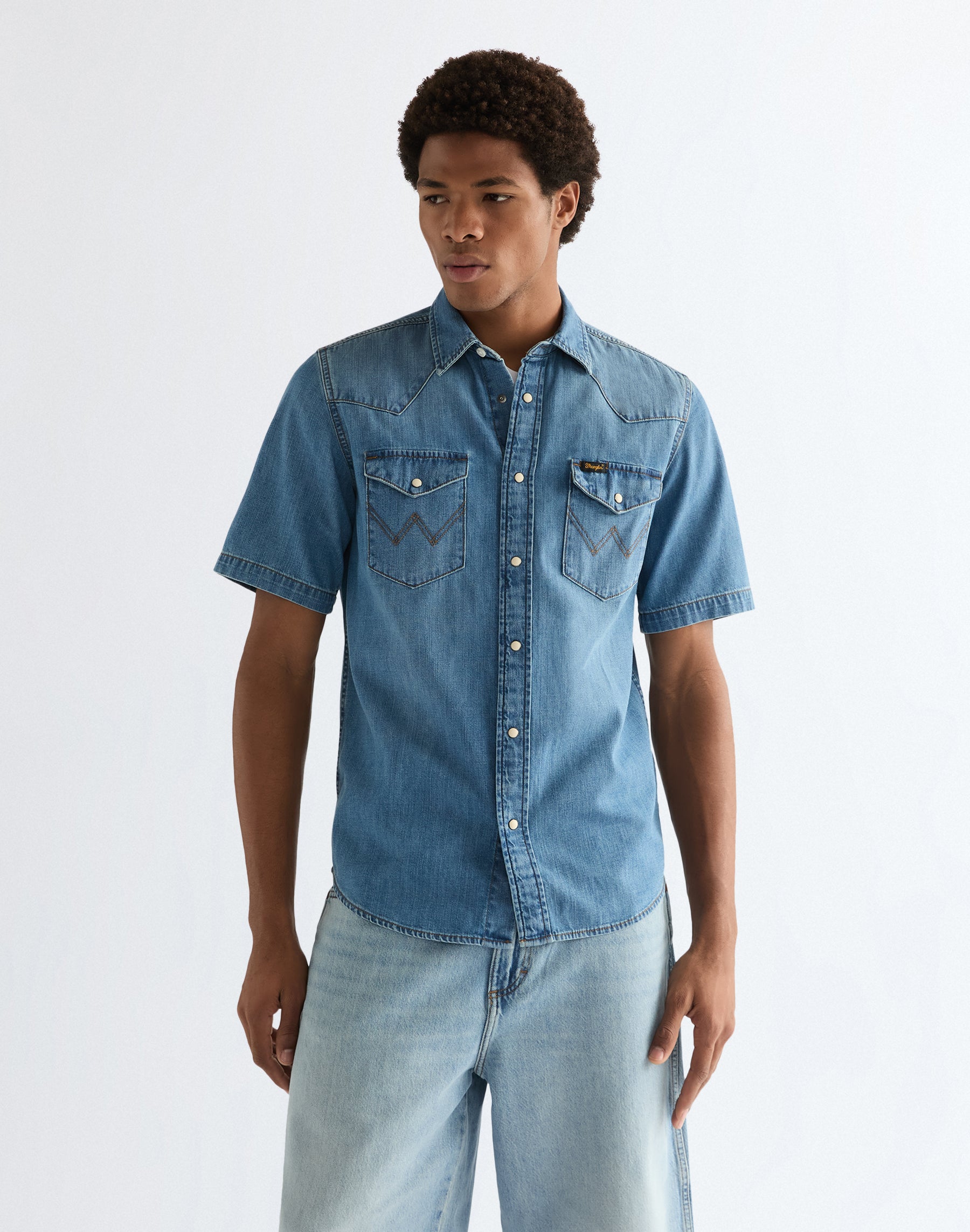 Shortsleeve Western Shirt in Mid Light Wash Hemden Wrangler