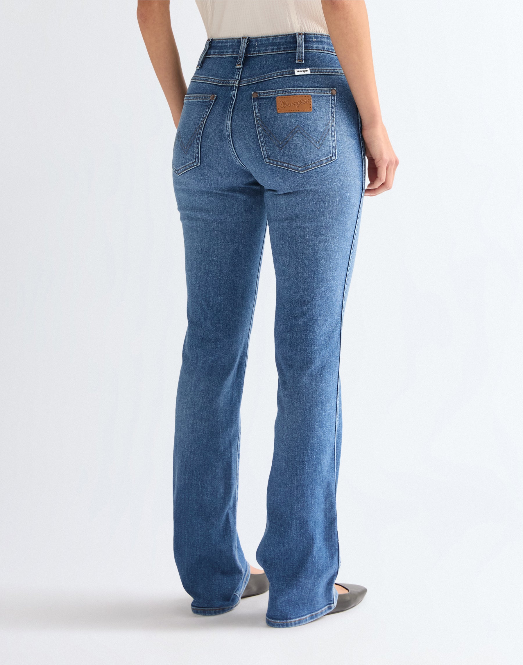 Bootcut in Raven Jeans Wrangler